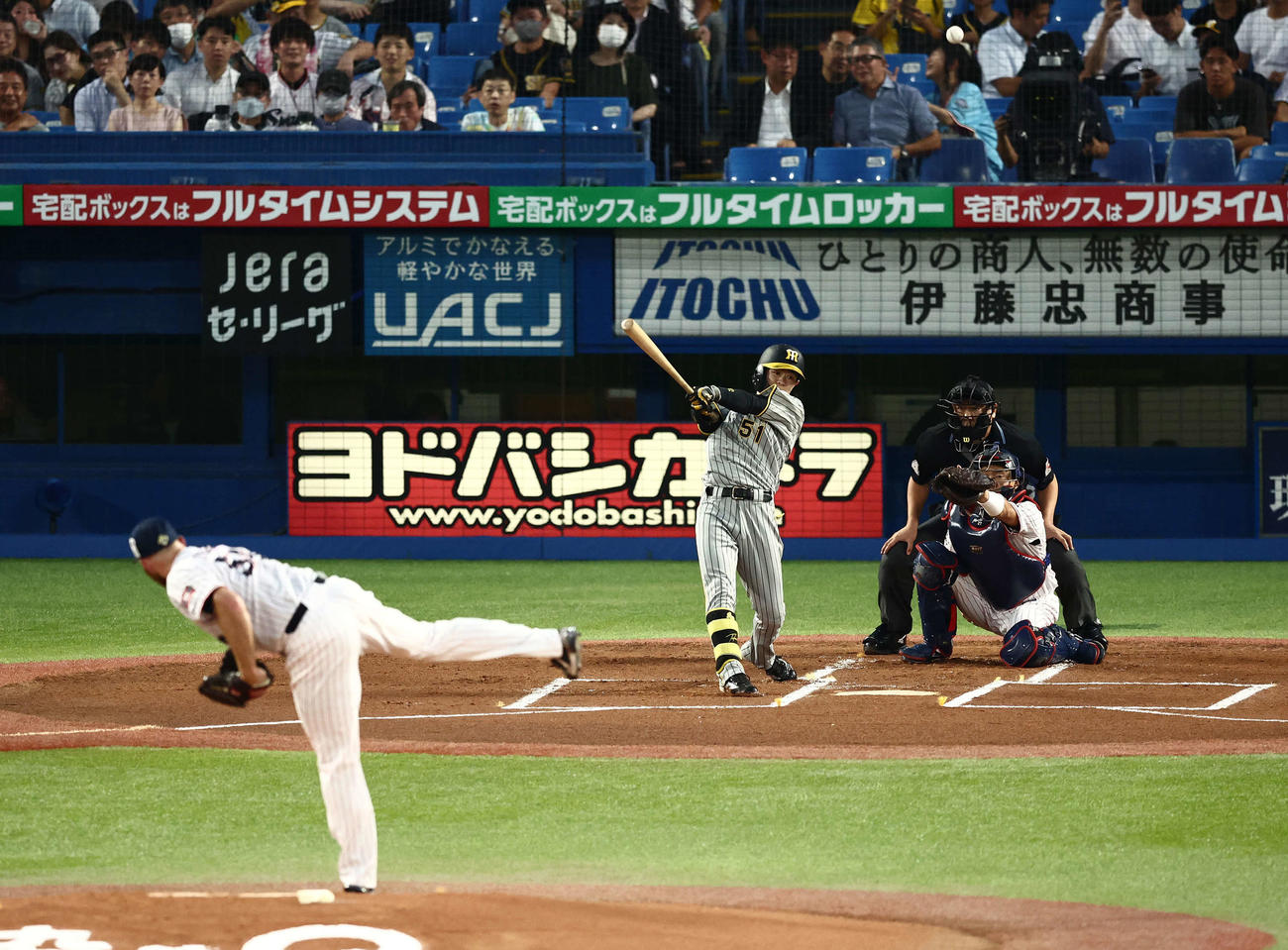 ヤクルト対阪神　1回表阪神1死、二塁打を放つ中野。投手サイスニード（撮影・河田真司）