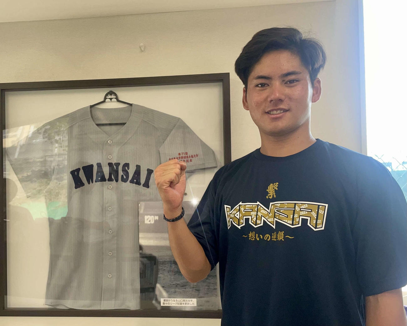 ユニホームの前で日本一への決意を語った関大・金丸（撮影・中島麗）