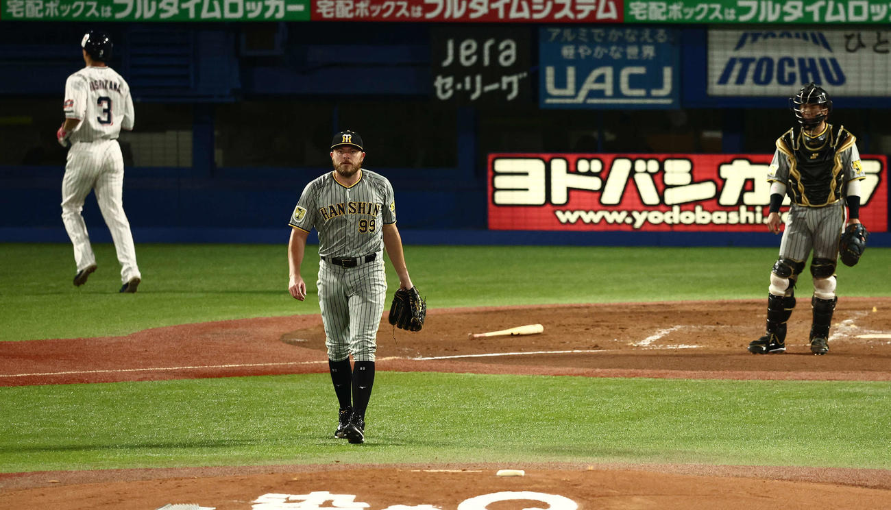 ヤクルト対阪神　1回裏ヤクルト1死二塁、サンタナに左前同点適時打を浴びるビーズリー（撮影・河田真司）
