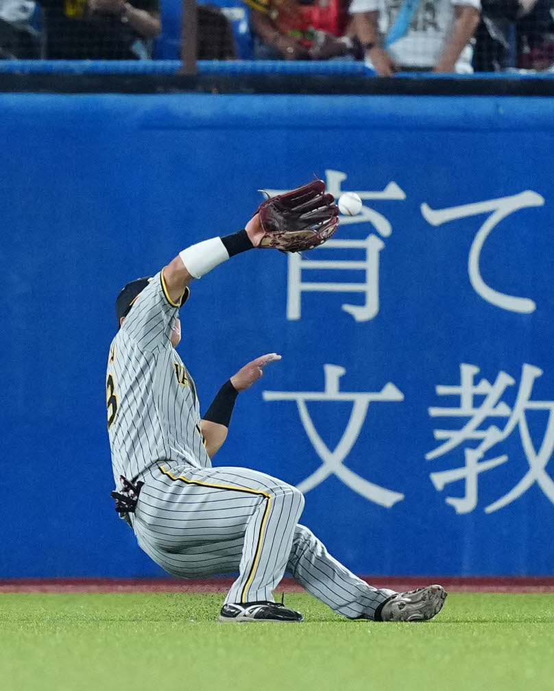 ヤクルト対阪神　1回裏ヤクルト無死、二塁打となった西川の打球を捕球できなかった左翼手前川（撮影・江口和貴）
