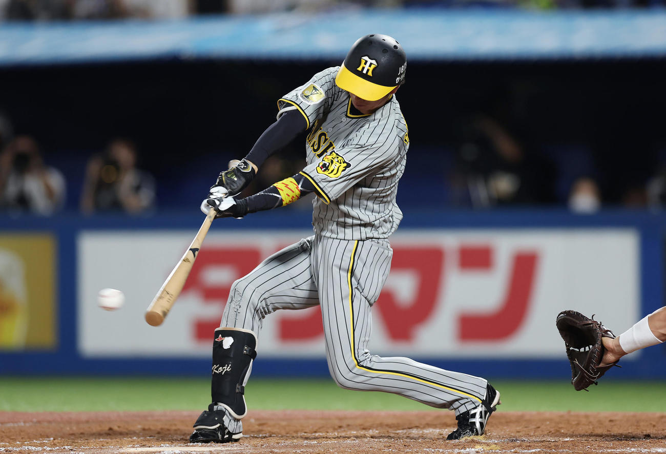 ヤクルト対阪神　2回表阪神2死二塁、右前適時打を放つ近本（撮影・前田充）