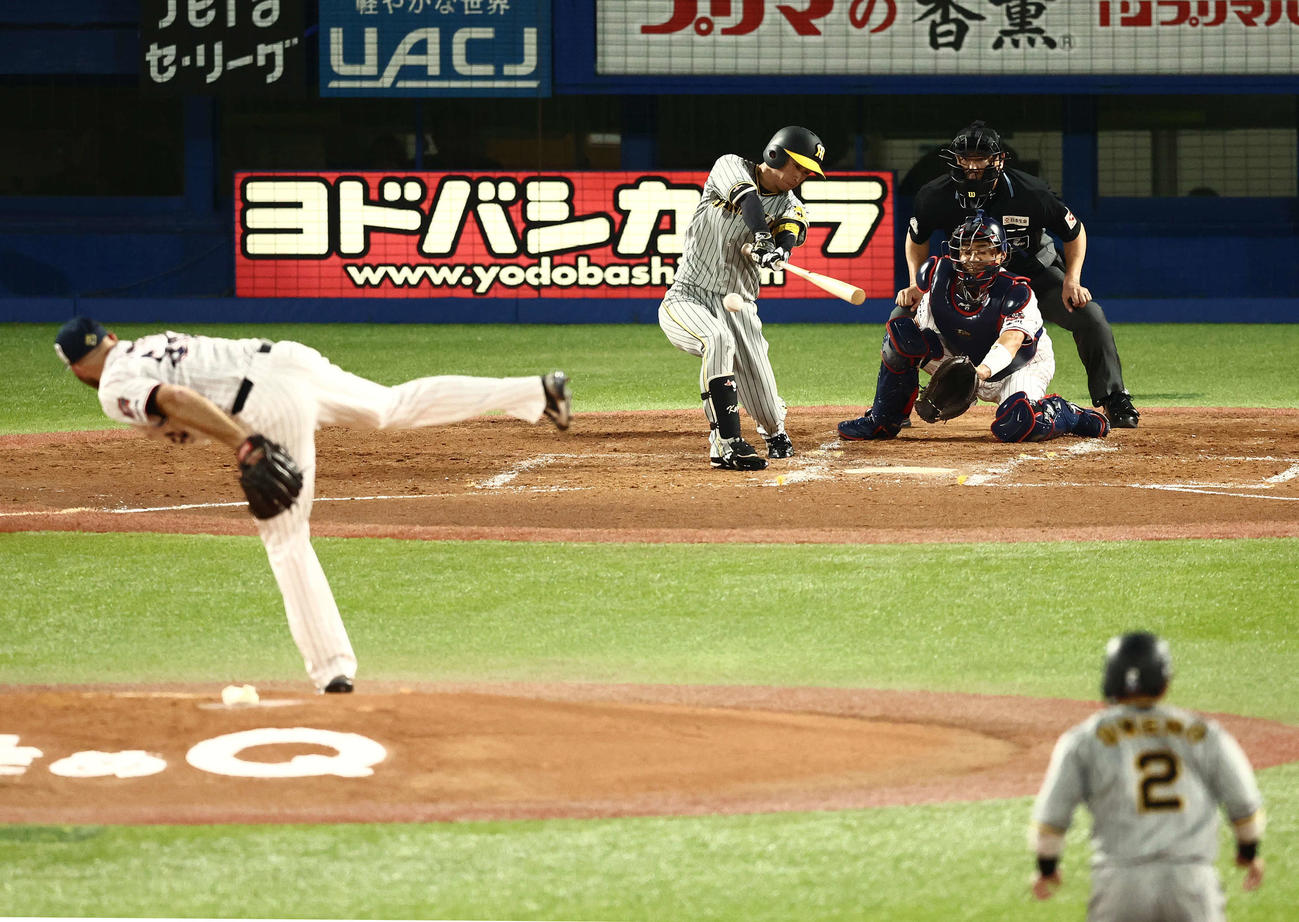 ヤクルト対阪神　2回表阪神2死二塁、右前適時打を放つ近本。投手サイスニード（撮影・河田真司）