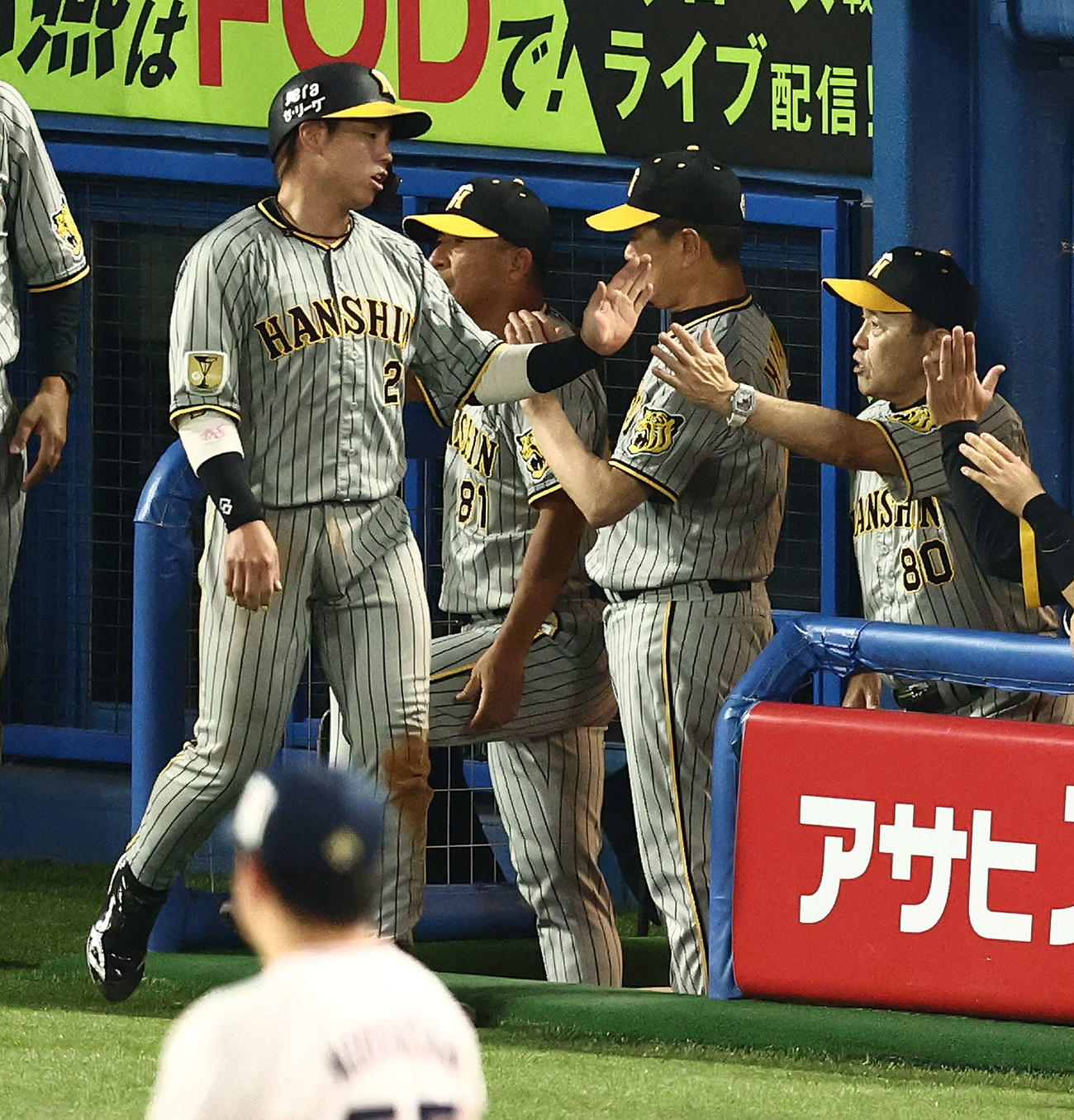 ヤクルト対阪神　2回表阪神2死二塁、近本の右前適時打で生還する梅野（左）を迎える岡田監督（撮影・河田真司）