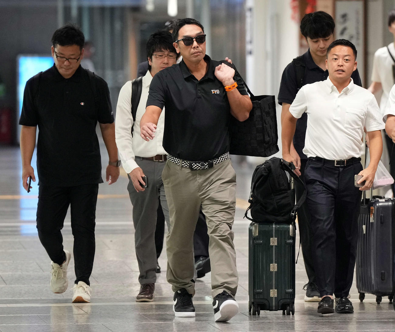 帰京する巨人阿部監督（撮影・たえ見朱実）