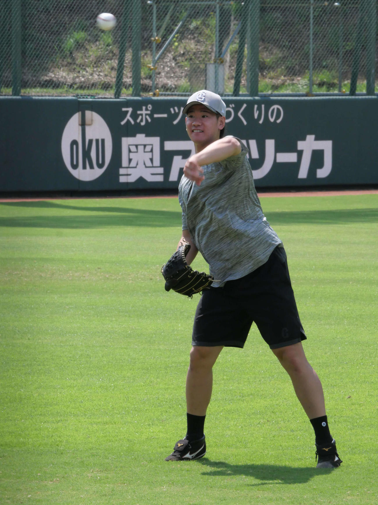 キャッチボールをする巨人井上