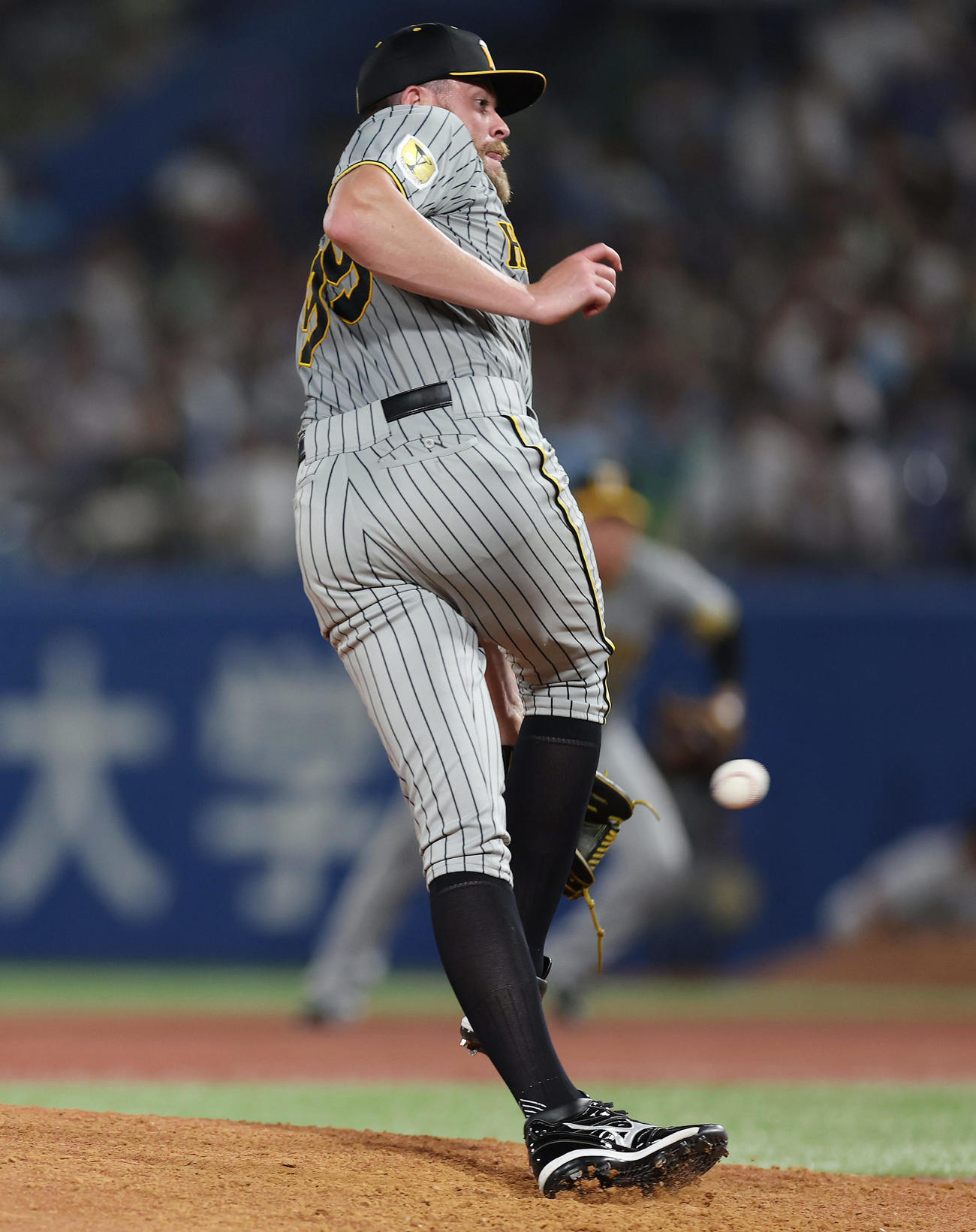 ヤクルト対阪神　3回裏ヤクルト無死、西川の打球を右足に受けるビーズリー（撮影・前田充）