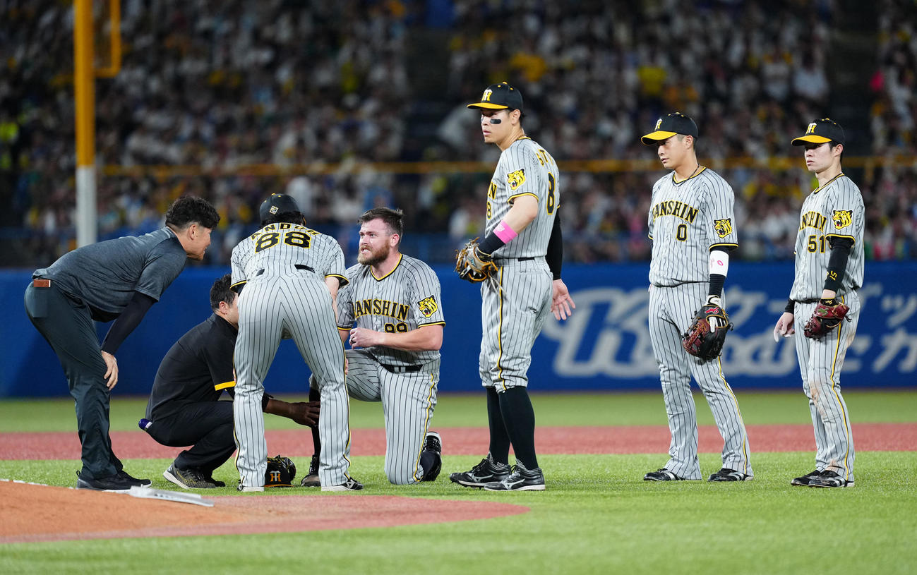 ヤクルト対阪神　3回裏、ヤクルト西川の打球が足に当たった阪神先発のビーズリー（左から4人目）（撮影・江口和貴）