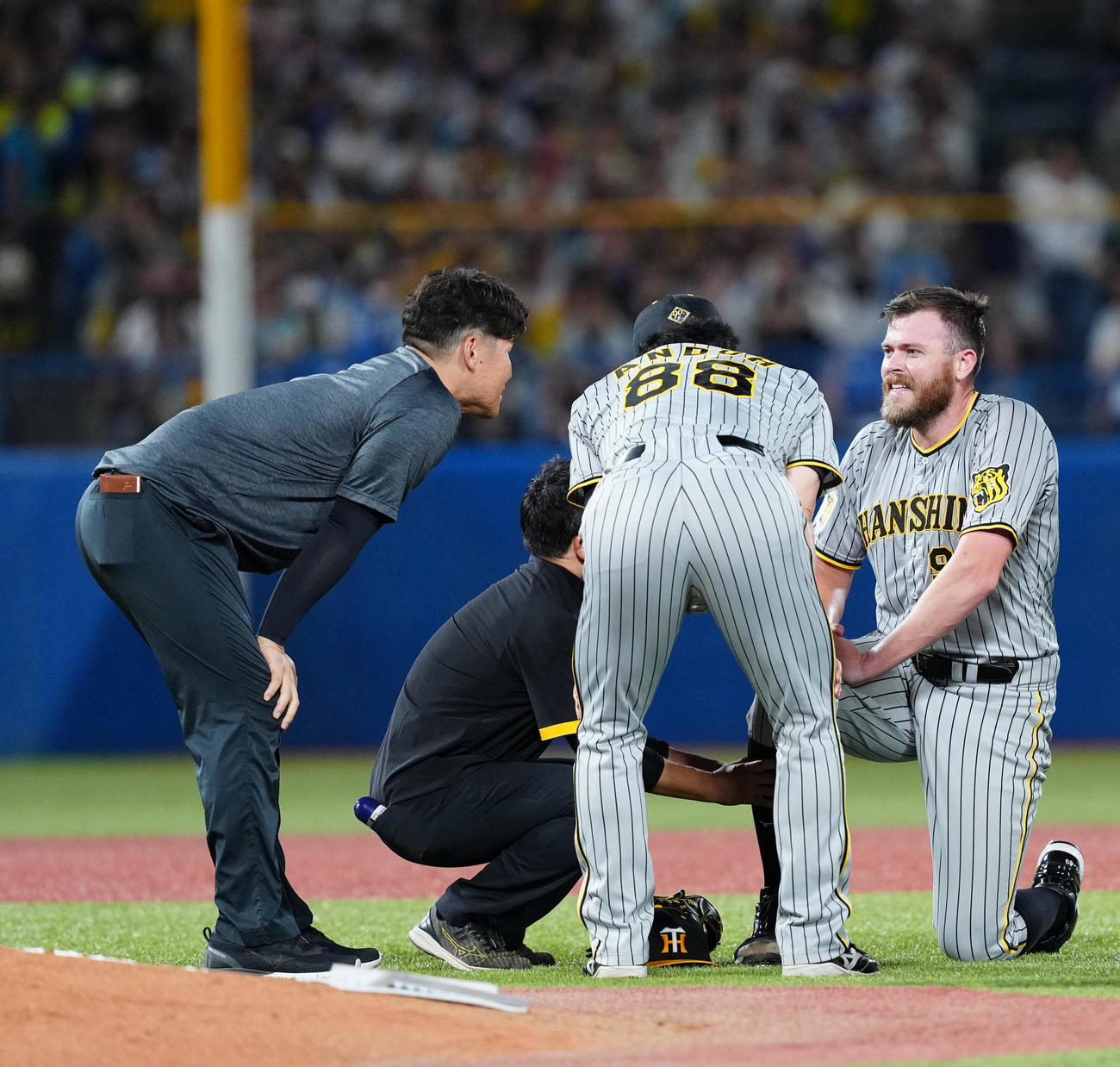 ヤクルト対阪神　3回裏、ヤクルト西川の打球が足に当たった阪神先発のビーズリー（右）（撮影・江口和貴）