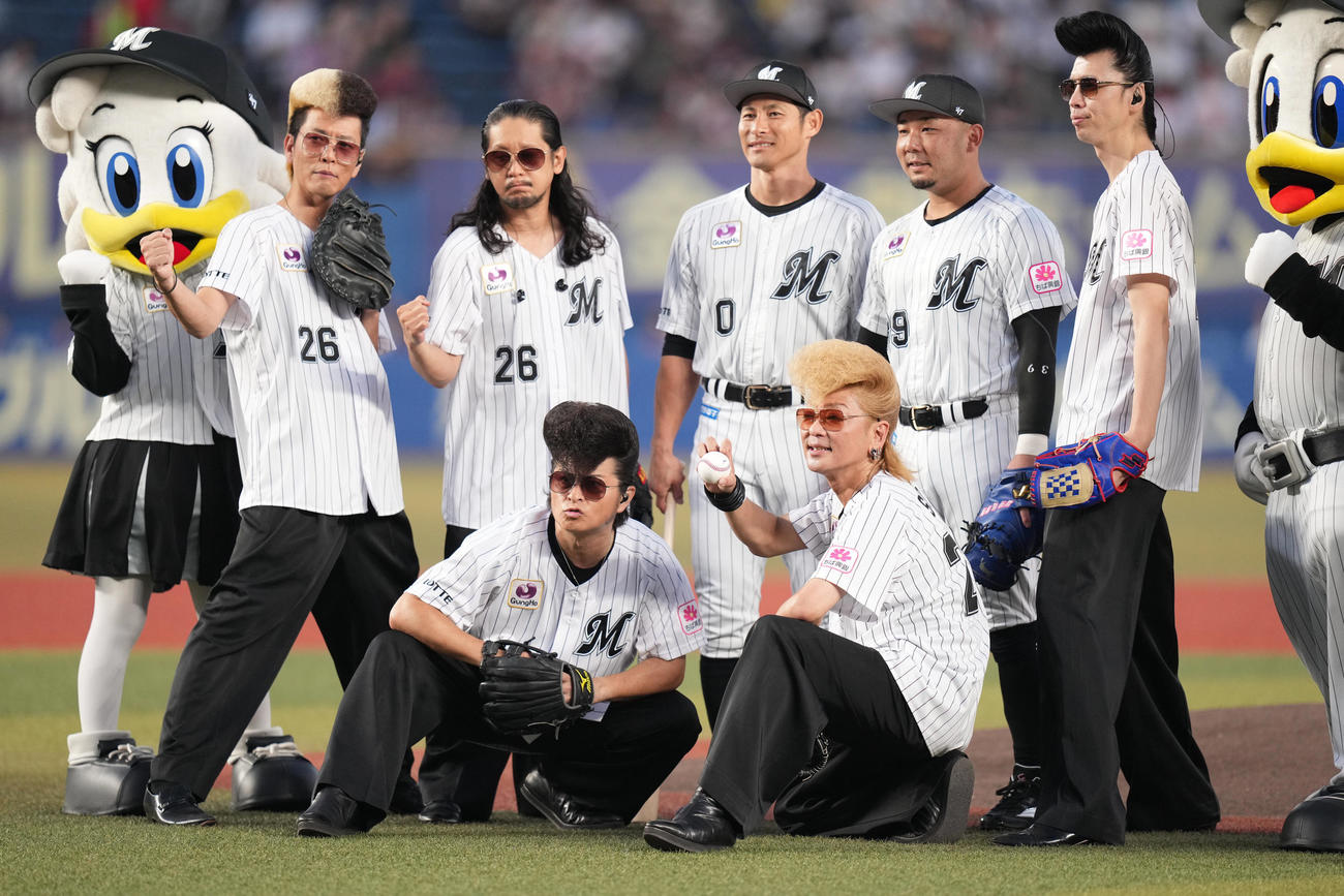 ロッテ対楽天　セレモニアルピッチを終え、ロッテ荻野（後列左から3人目）、大下（同4人目）と記念撮影に納まる氣志團（撮影・鈴木みどり）