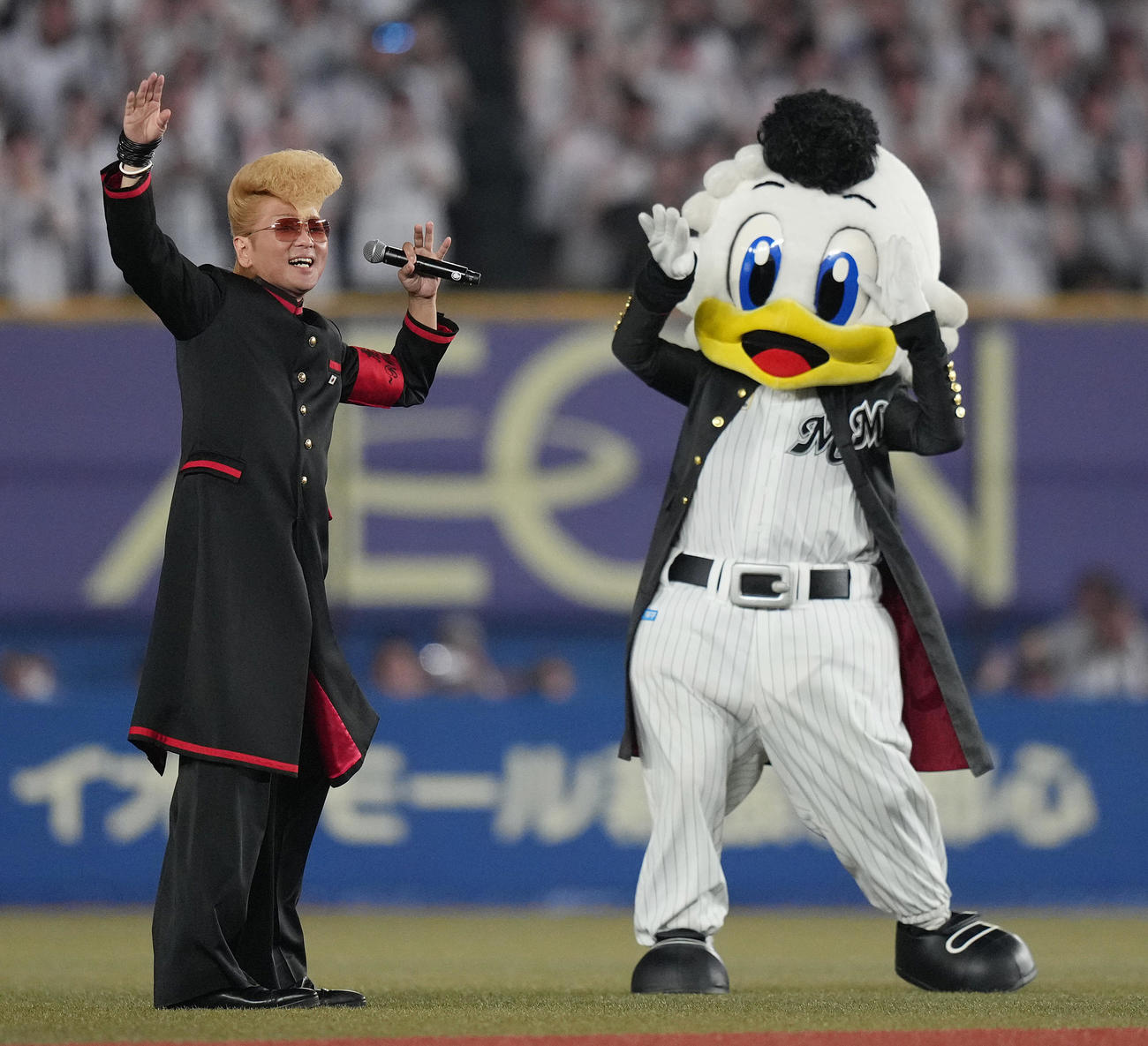ロッテ対楽天　5回裏後、球場を盛り上げる氣志團の綾小路翔（左）とマーくん（撮影・鈴木みどり）