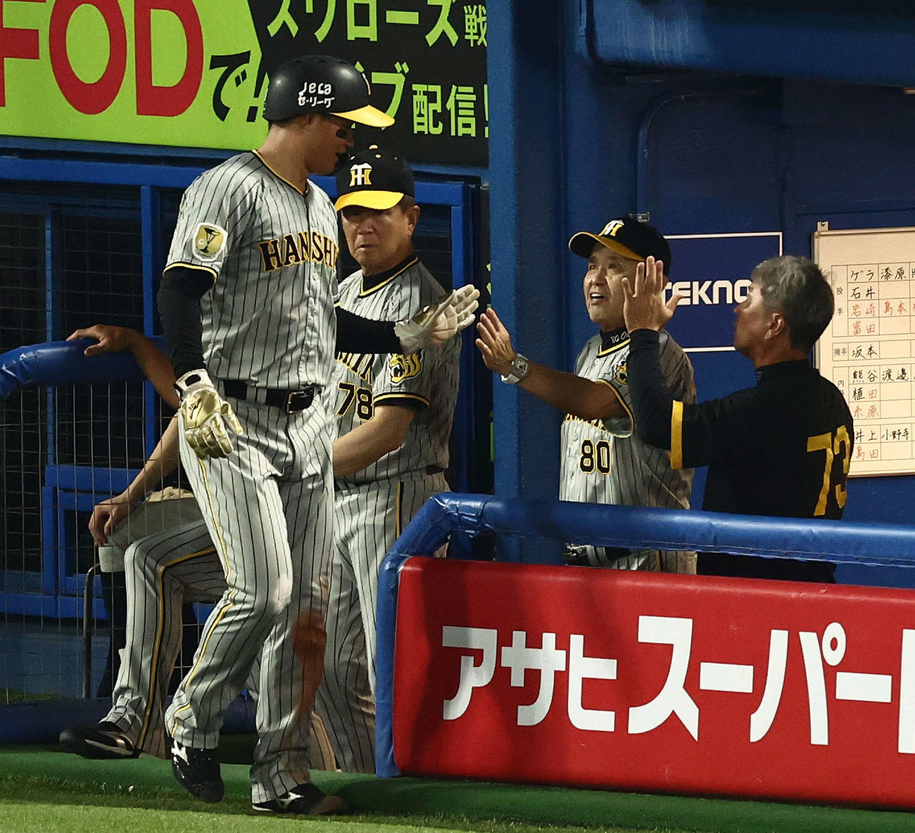 ヤクルト対阪神　5回表阪神無死三塁、大山の適時二塁打で生還する森下翔太（左）を迎える岡田監督（撮影・河田真司）