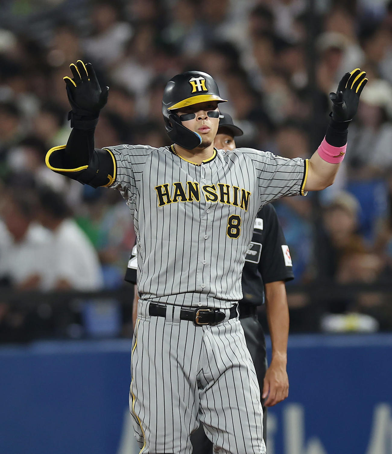 ヤクルト対阪神　5回表阪神無死二塁、中前適時打を放ちカモメポーズをする佐藤輝（撮影・前田充）
