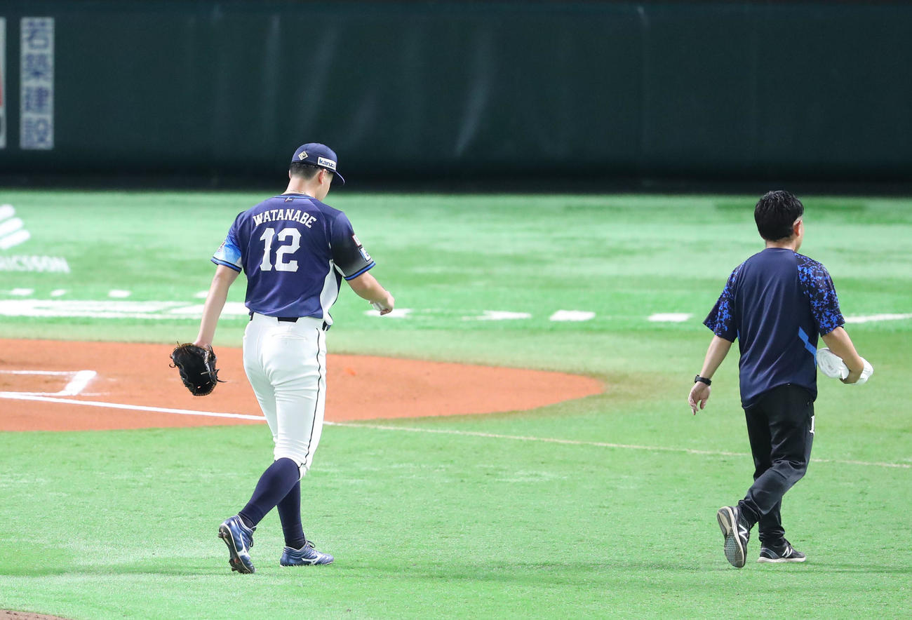 ソフトバンク対西武　6回裏前に渡辺勇太朗は一度マウンドに上がるも降板する（撮影・鬼束羽瑠菜）