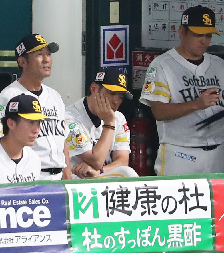 ソフトバンク対西武　頬杖をつく小久保監督（撮影・鬼束羽瑠菜）