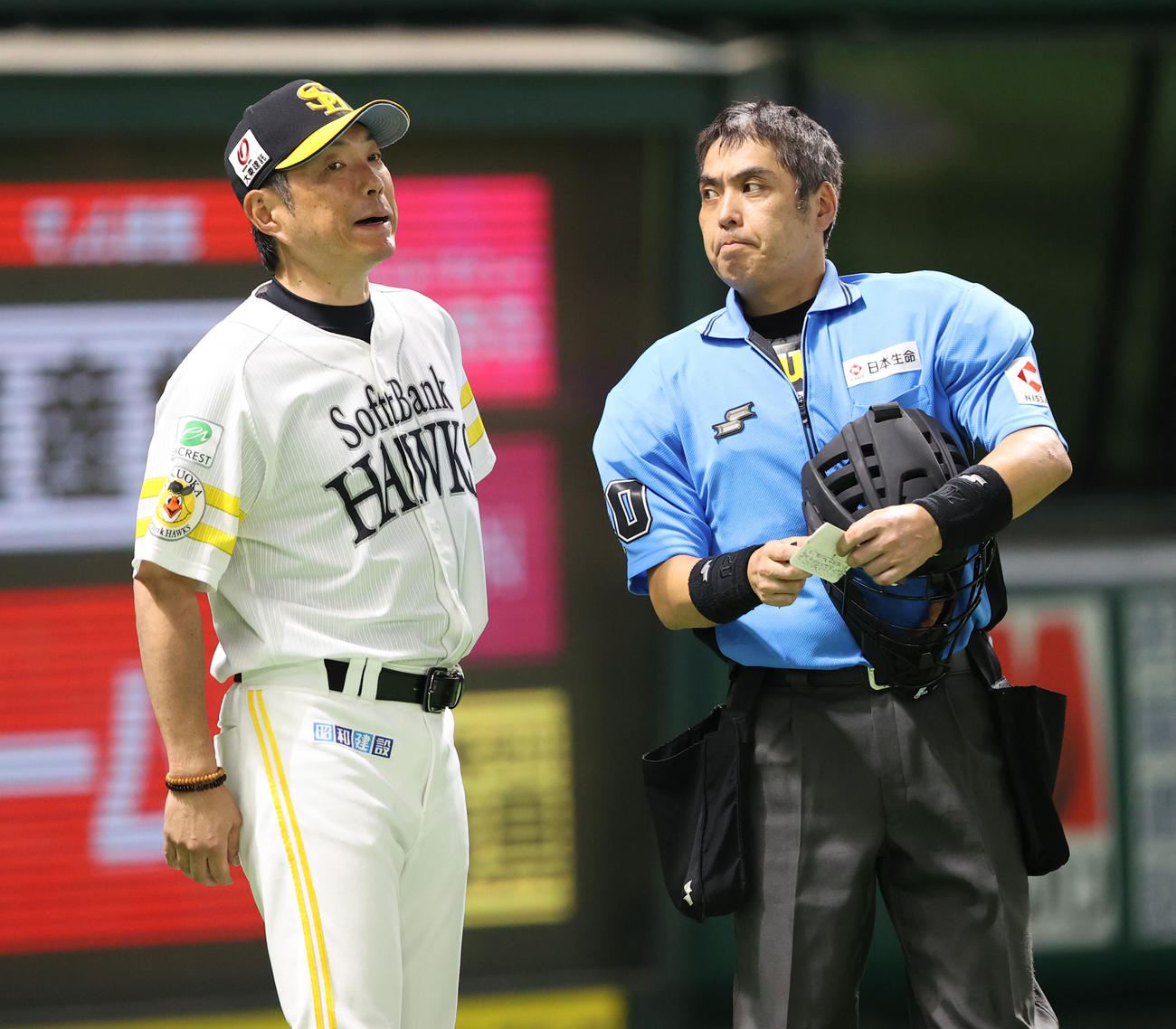 ソフトバンク対西武　白井一行審判員に選手交代を告げる小久保監督（撮影・梅根麻紀）
