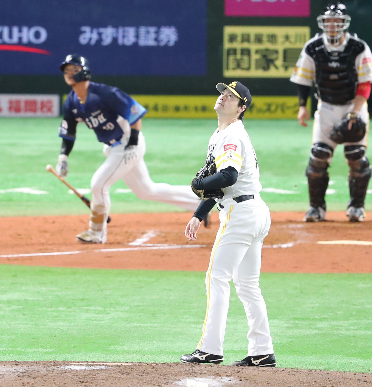 ソフトバンク対西武　4回表西武1死、佐藤龍に右中間に先制本塁打を浴びた有原（右）（撮影・鬼束羽瑠菜）