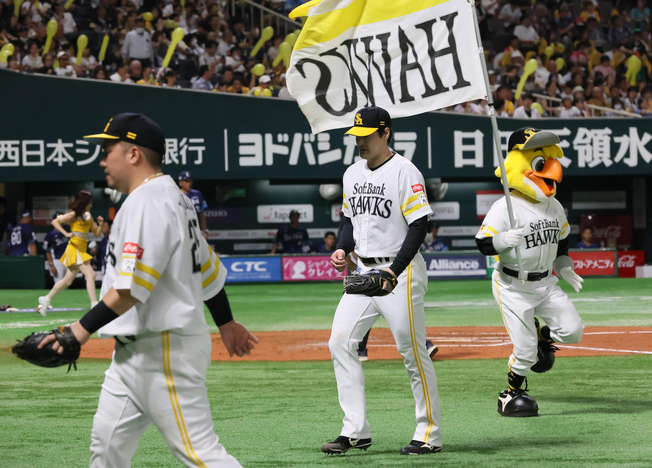 ソフトバンク対西武　7回を投げ終えた有原はベンチに引きあげる（撮影・梅根麻紀）