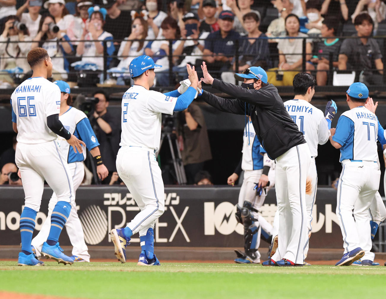 日本ハム対オリックス　9回裏日本ハム2死満塁、サヨナラとなる押し出し四球を選んだマルティネス（中央左）を出迎える新庄監督（撮影・佐藤翔太）