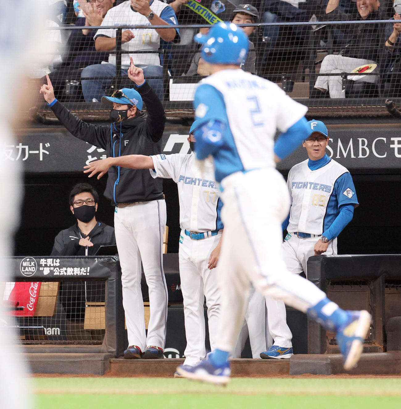 日本ハム対オリックス　9回裏日本ハム2死満塁、サヨナラ勝利に歓喜する新庄監督（左）（撮影・佐藤翔太）