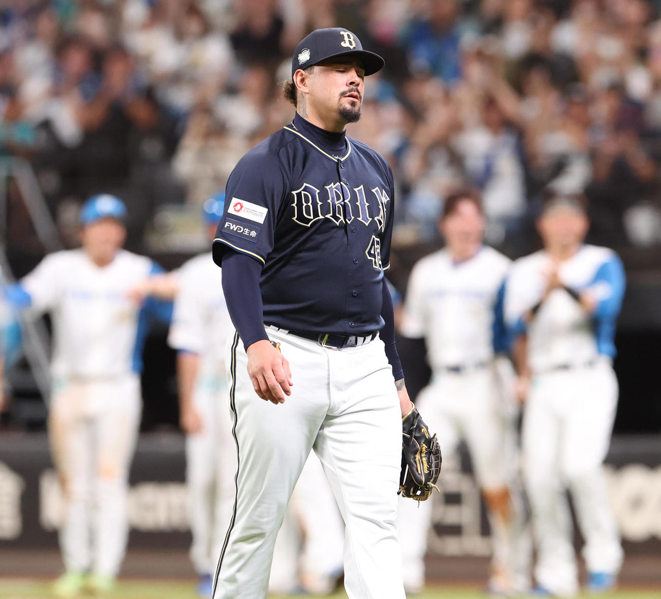 日本ハム対オリックス　9回裏日本ハム2死満塁、マルティネスにサヨナラとなる押し出し四球を与え肩を落とすマチャド（撮影・佐藤翔太）