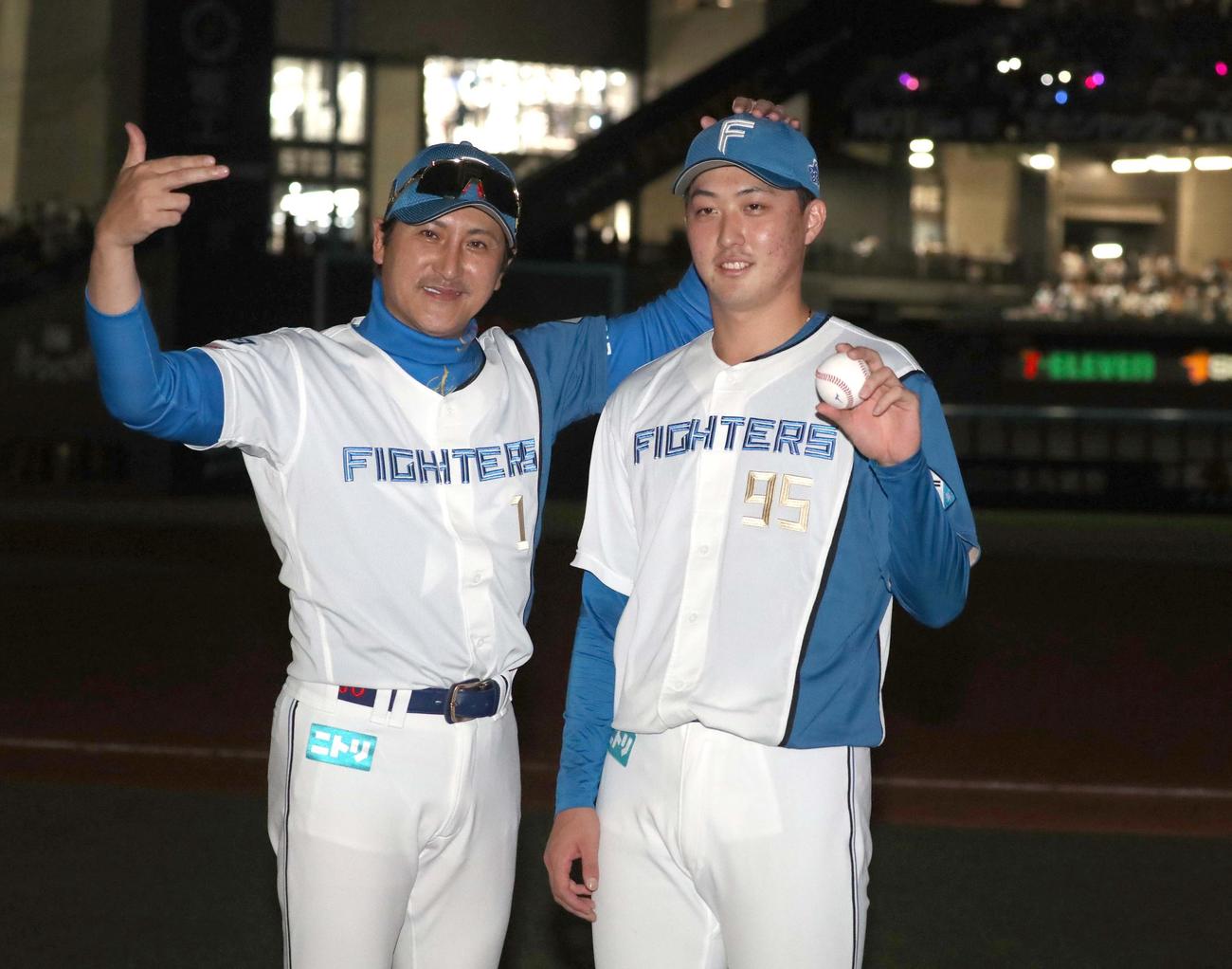日本ハム対オリックス　プロ初勝利を挙げ新庄監督に祝福される柳川（撮影・黒川智章）