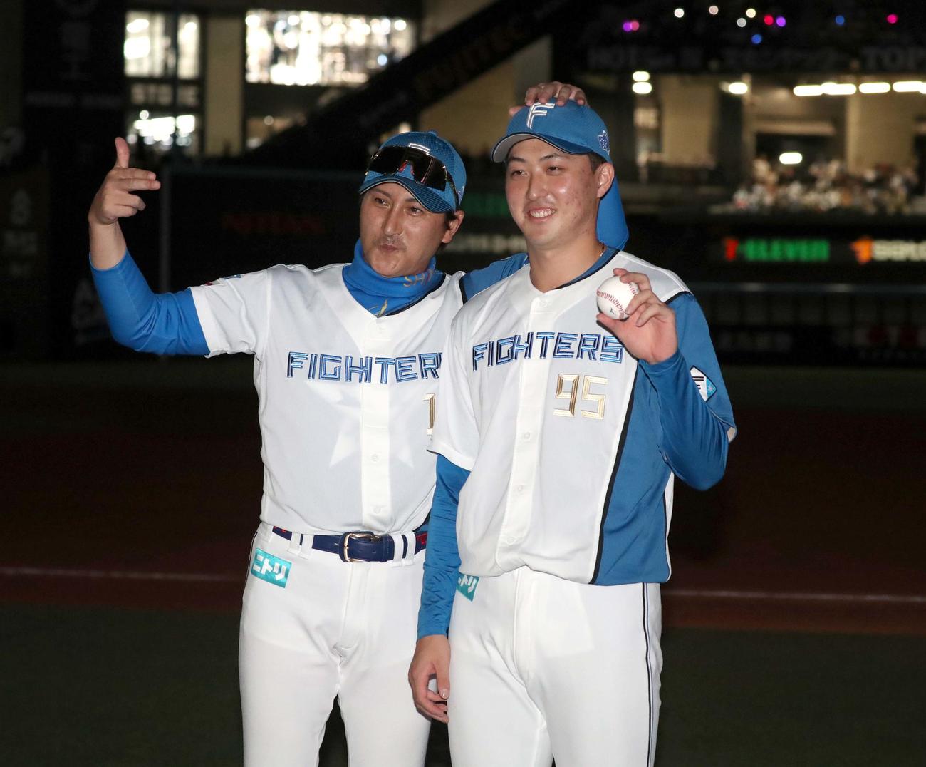 日本ハム対オリックス　プロ初勝利を挙げ新庄監督に祝福される柳川（撮影・黒川智章）