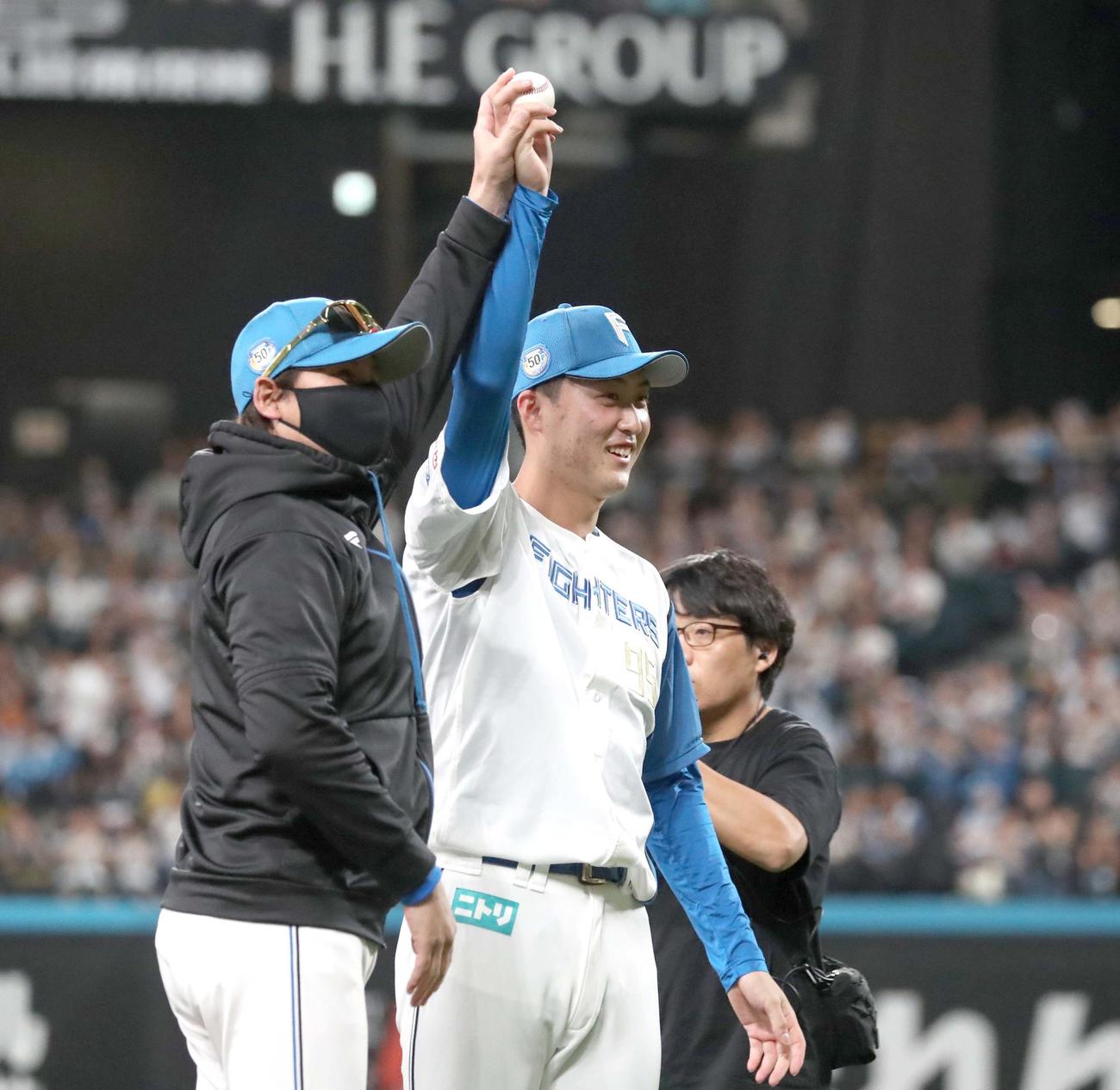 日本ハム対オリックス　プロ初勝利を挙げ新庄監督に祝福される柳川（撮影・黒川智章）