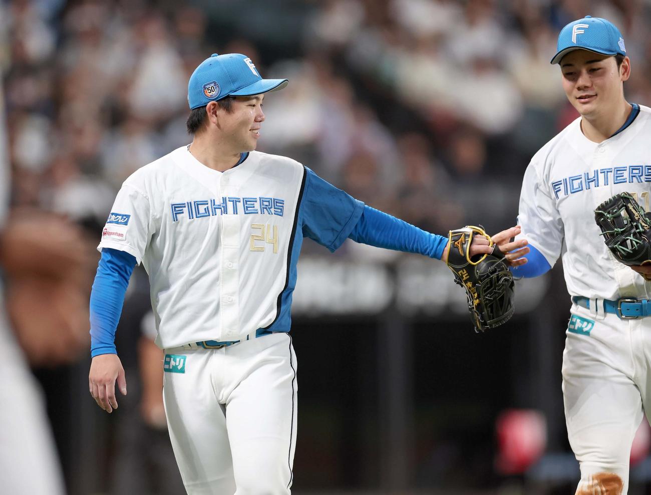 日本ハム対オリックス　6回表、無失点に抑え清宮とタッチする金村（撮影・黒川智章）