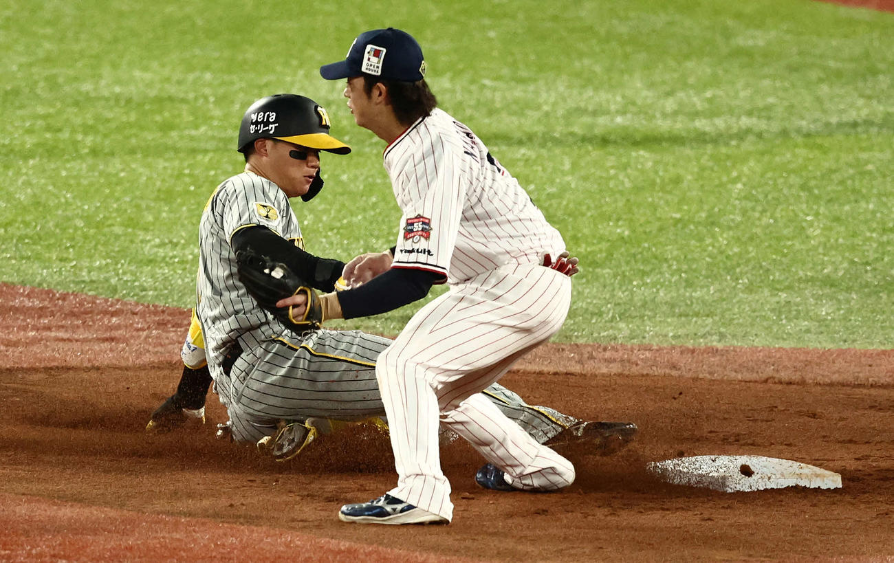 ヤクルト対阪神　3回表阪神1死、右翼線に二塁打を放ち出塁する森下（撮影・河田真司）