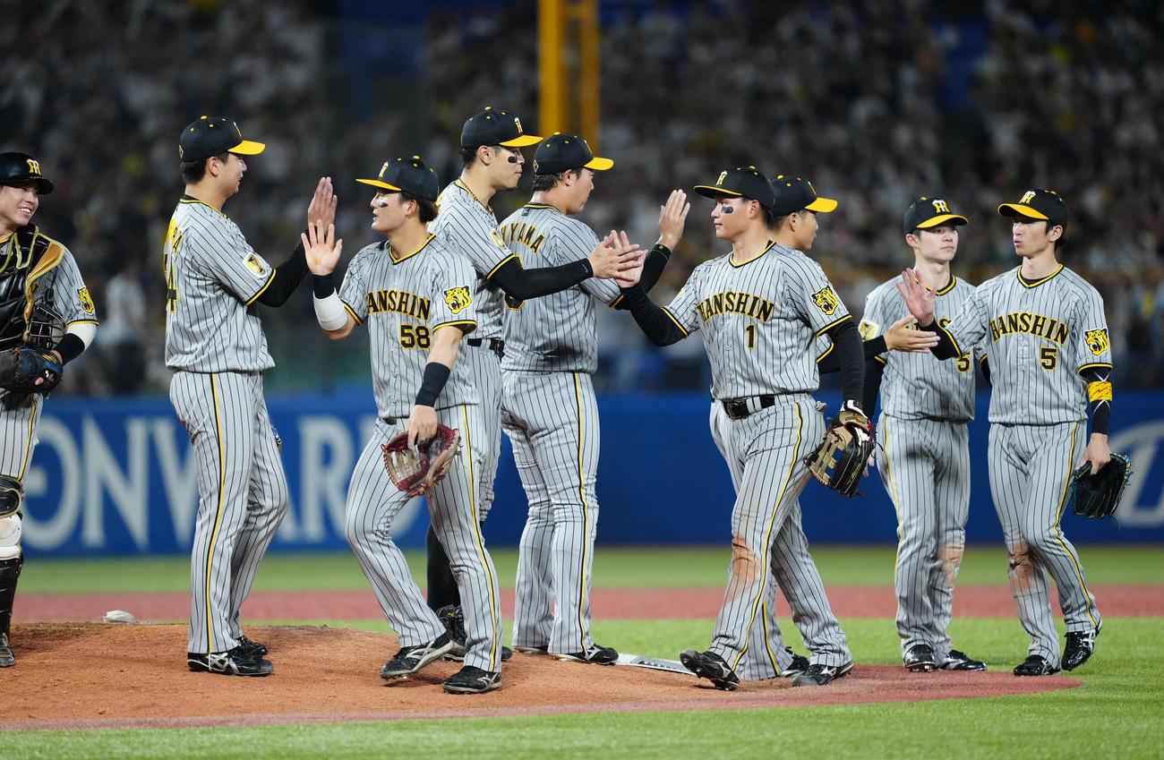 ヤクルト対阪神　試合後、タッチを交わす阪神の選手たち（撮影・江口和貴）