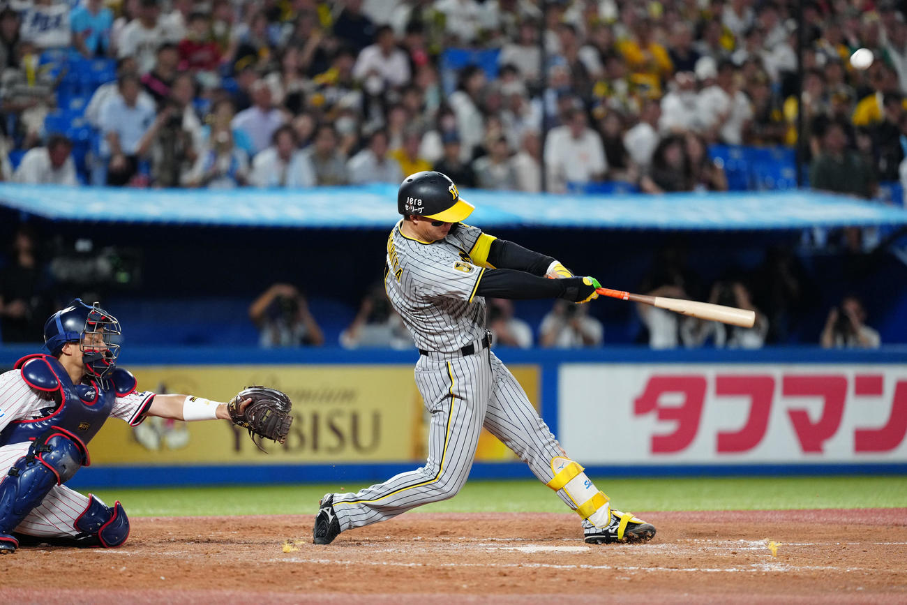 ヤクルト対阪神　5回表阪神無死一塁、二塁打を放つ森下（撮影・江口和貴）