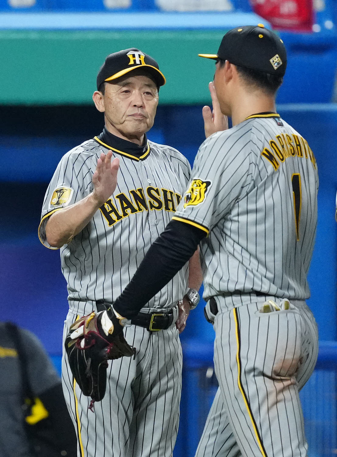 ヤクルト対阪神　試合後、阪神森下（右）とタッチを交わす岡田監督（撮影・江口和貴）