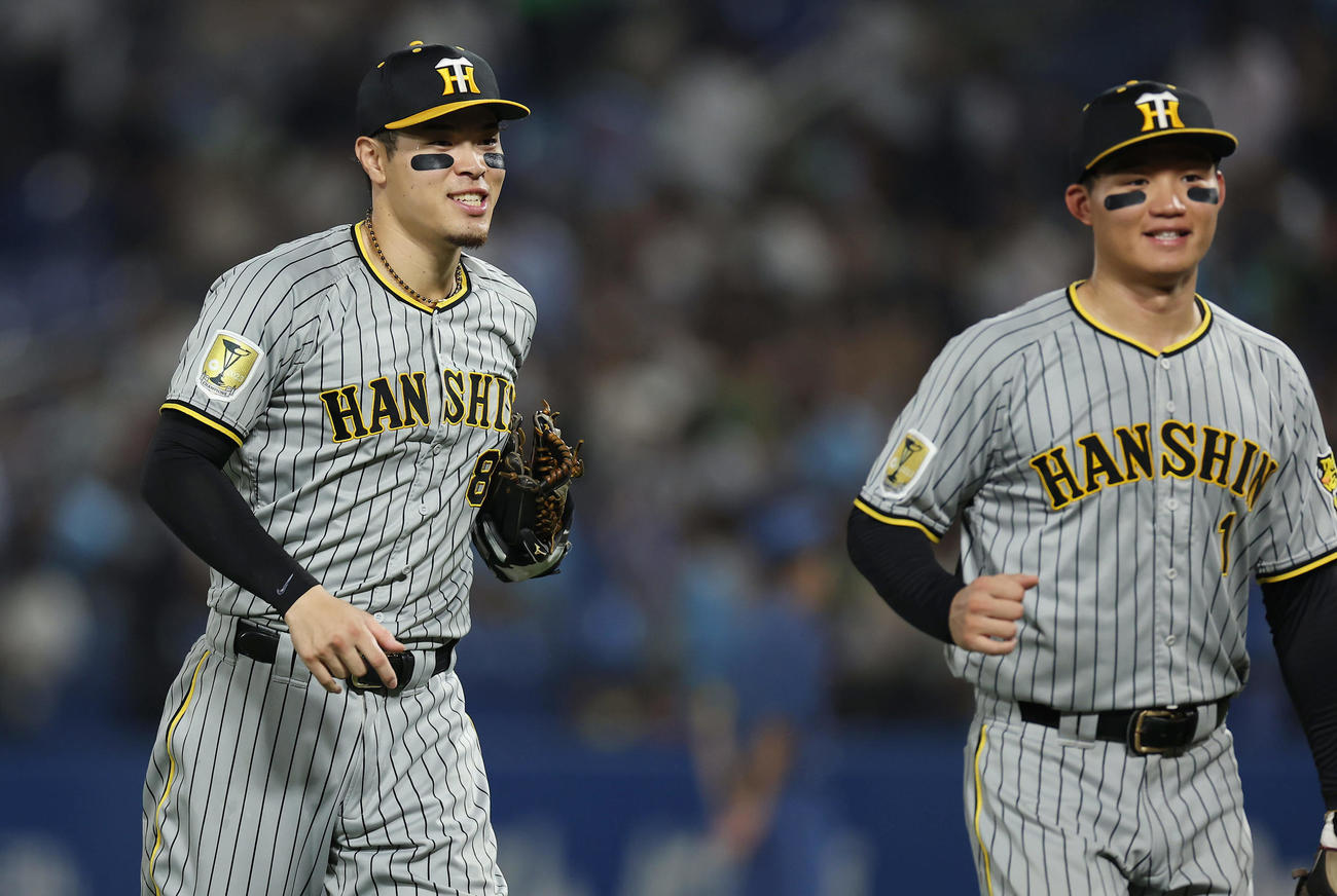 ヤクルト対阪神　ヤクルトに勝利し笑顔を見せる阪神佐藤輝（左）と森下（撮影・前田充）