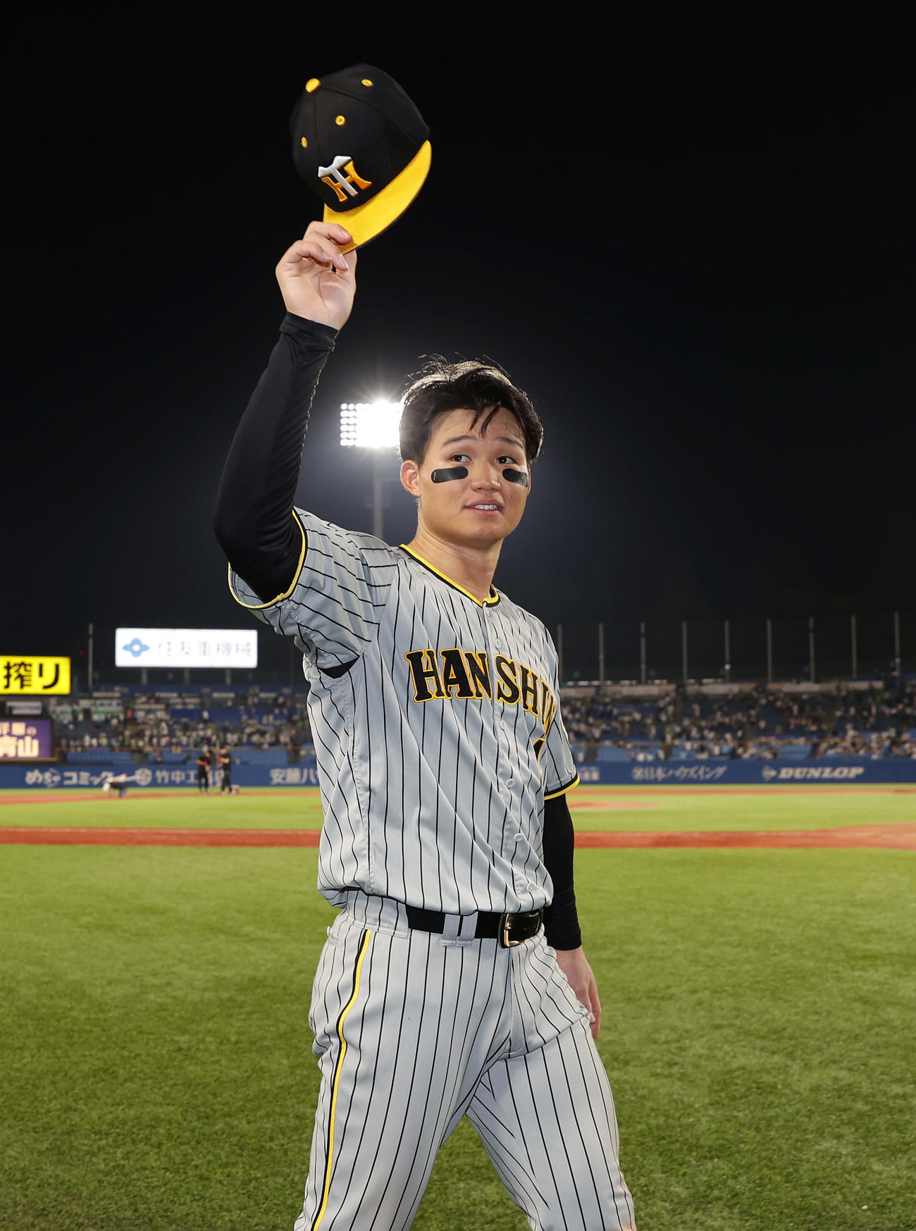ヤクルト対阪神　ヒーローインタビューを終えファンの声援に応える阪神森下（撮影・前田充）