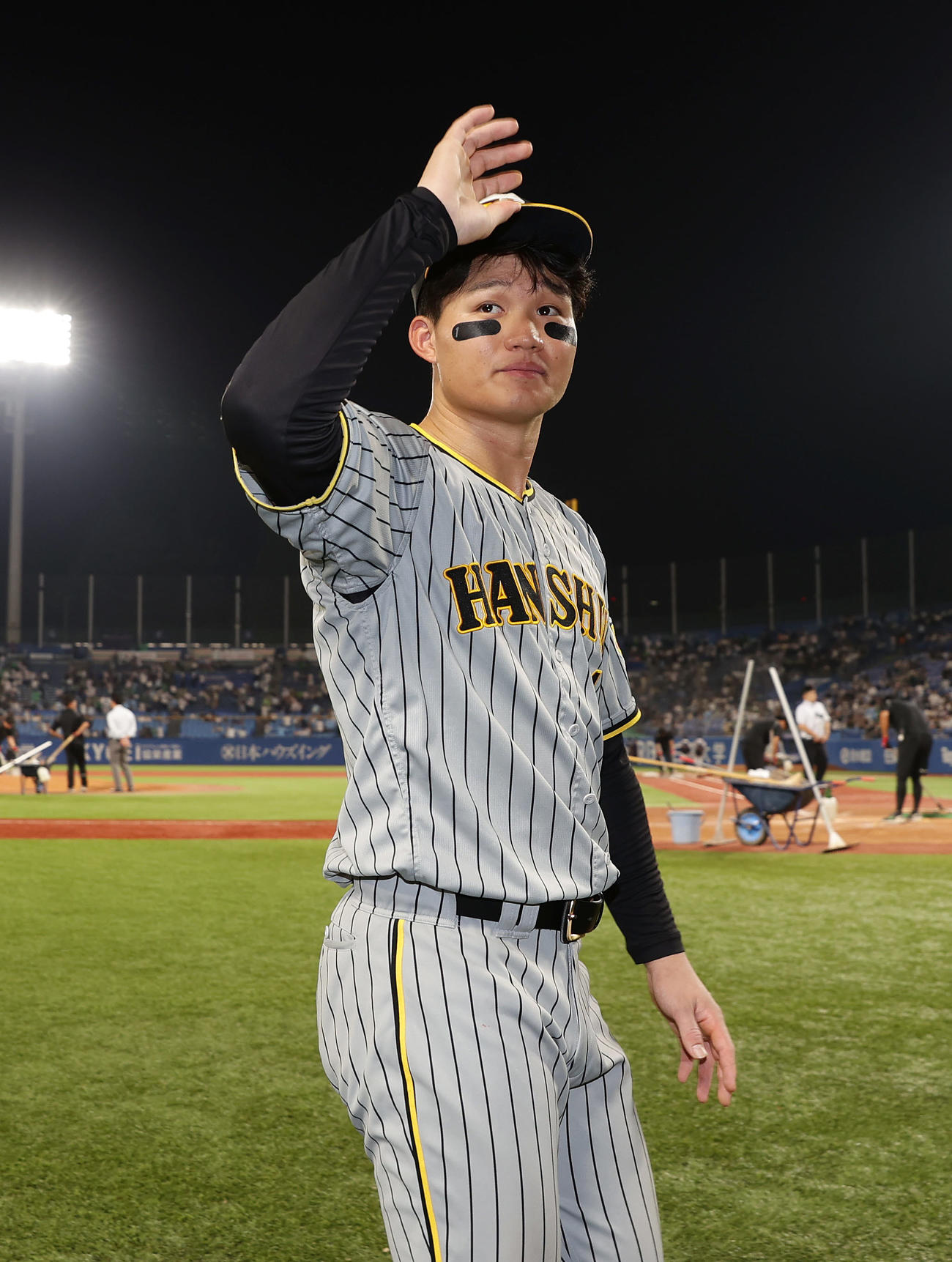 ヤクルト対阪神　ヒーローインタビューを終えファンの声援に応える阪神森下（撮影・前田充）
