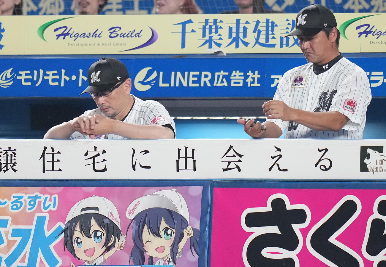 ロッテ対楽天　ベンチでうつむくロッテ吉井監督（左）（撮影・鈴木みどり）