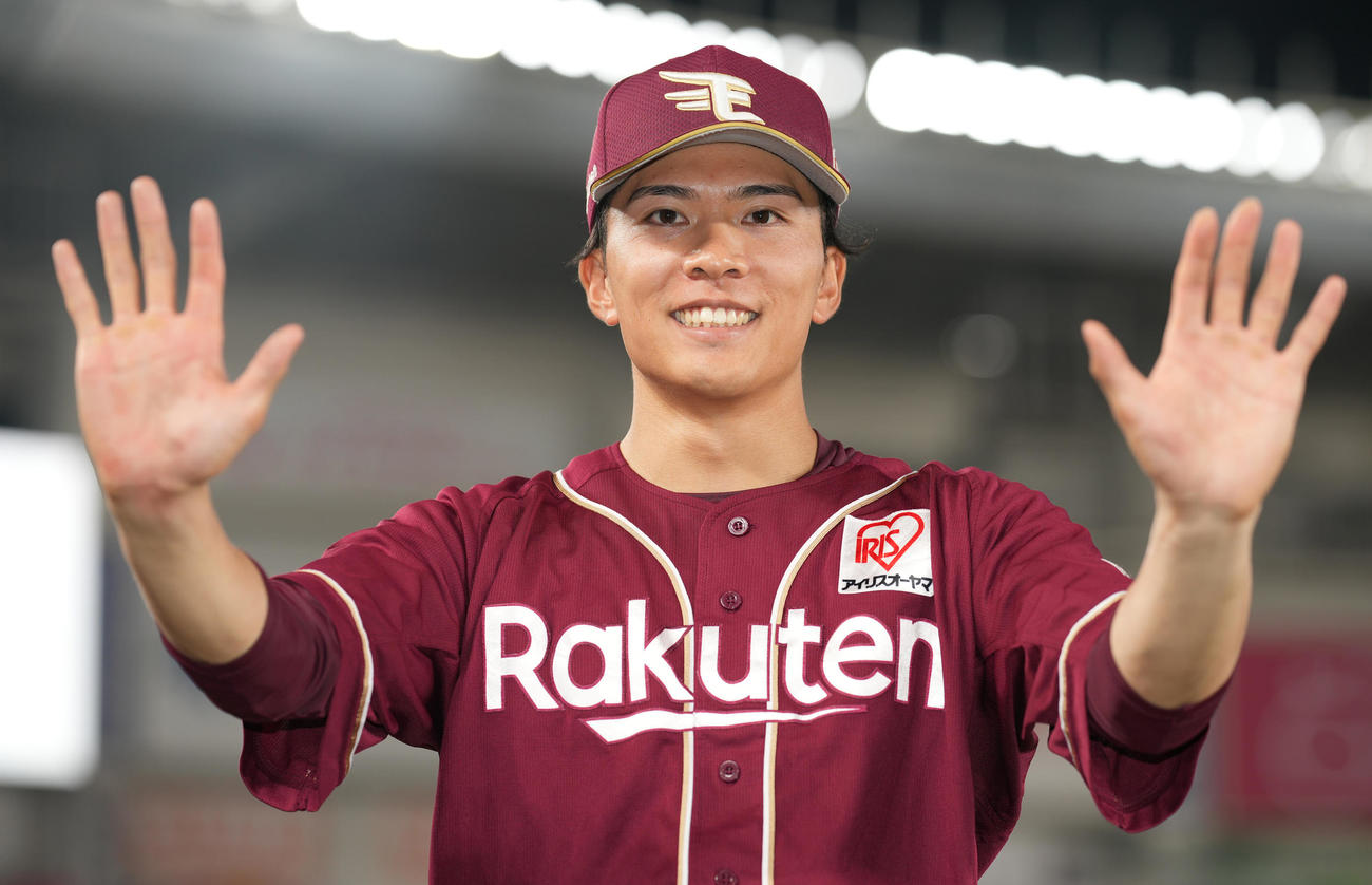 ロッテ対楽天　10勝目を挙げ、笑顔で記念撮影に納まる楽天早川（撮影・鈴木みどり）