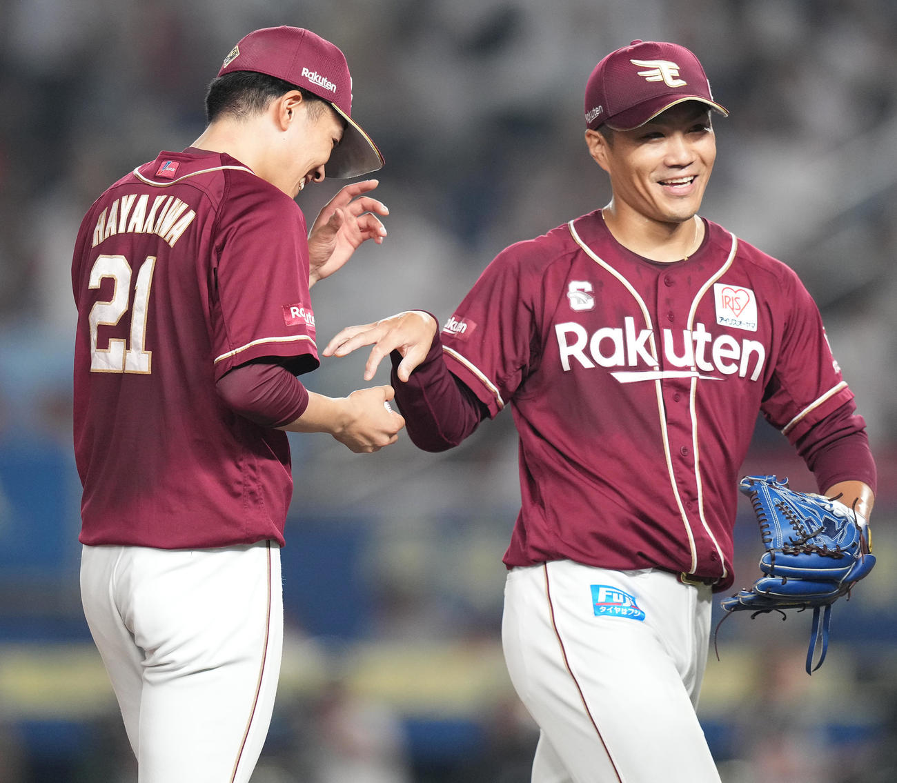 ロッテ対楽天　10勝目を挙げ、則本（右）から笑顔でウイニングボールを受け取る楽天早川（撮影・鈴木みどり）