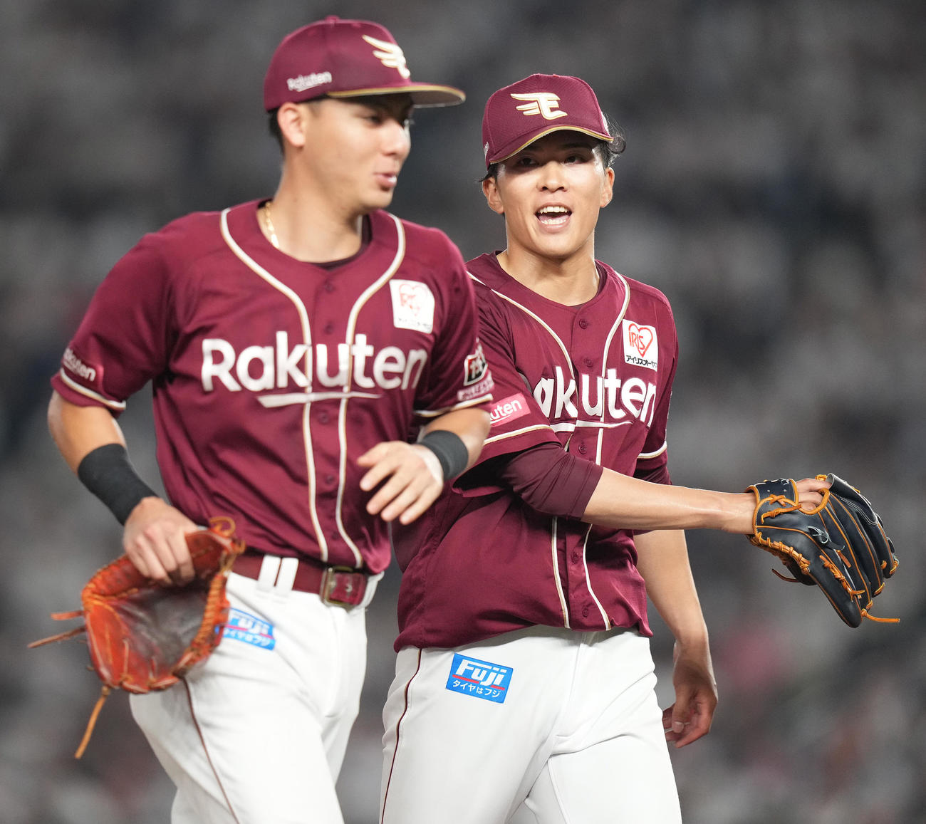 ロッテ対楽天　4回裏に好守した村林（左）を笑顔で迎える楽天早川（撮影・鈴木みどり）