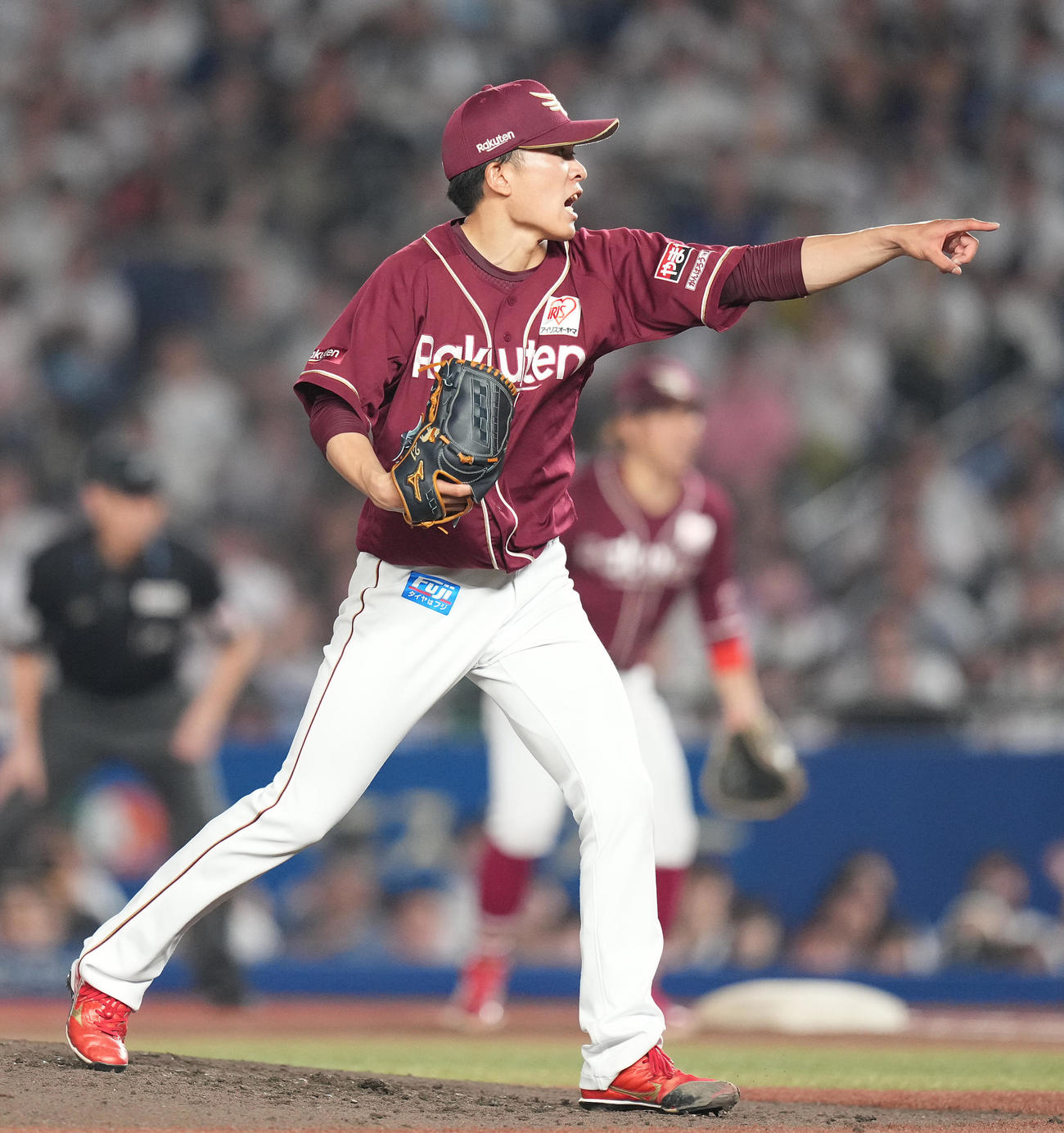 ロッテ対楽天　7回裏ロッテ2死一塁、山口がバットを振ったとアピールする早川（撮影・鈴木みどり）