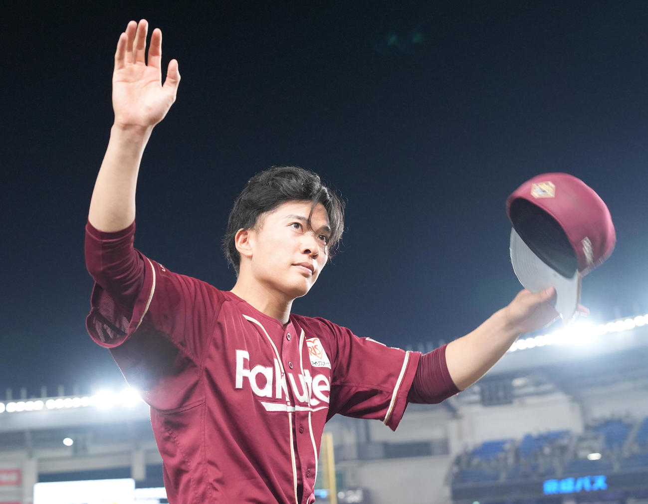 ロッテ対楽天　10勝目を挙げ、ファンの声援に応える楽天早川（撮影・鈴木みどり）