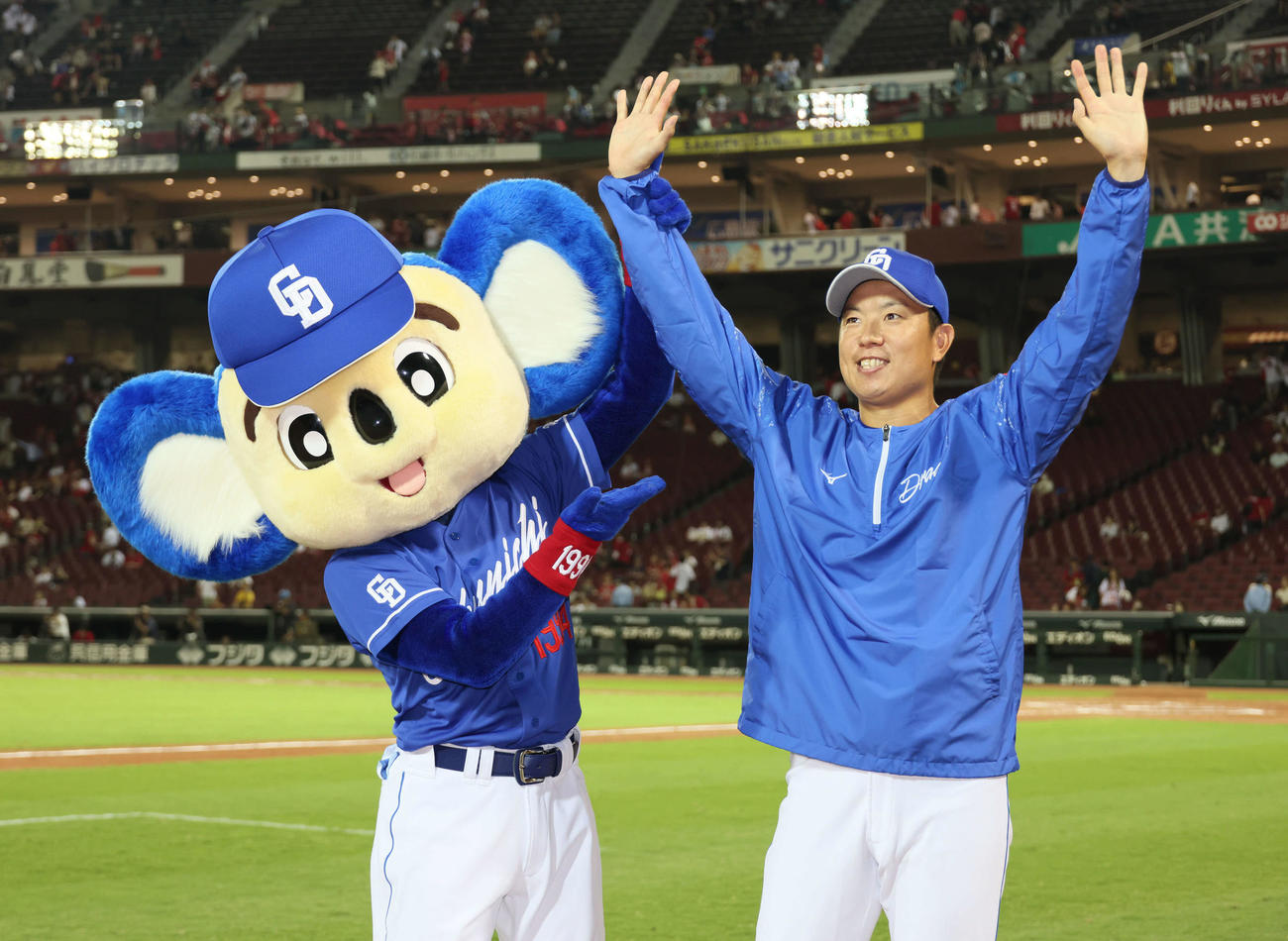 広島対中日　ファンの声援に応える松葉（右）とドアラ（撮影・加藤孝規）