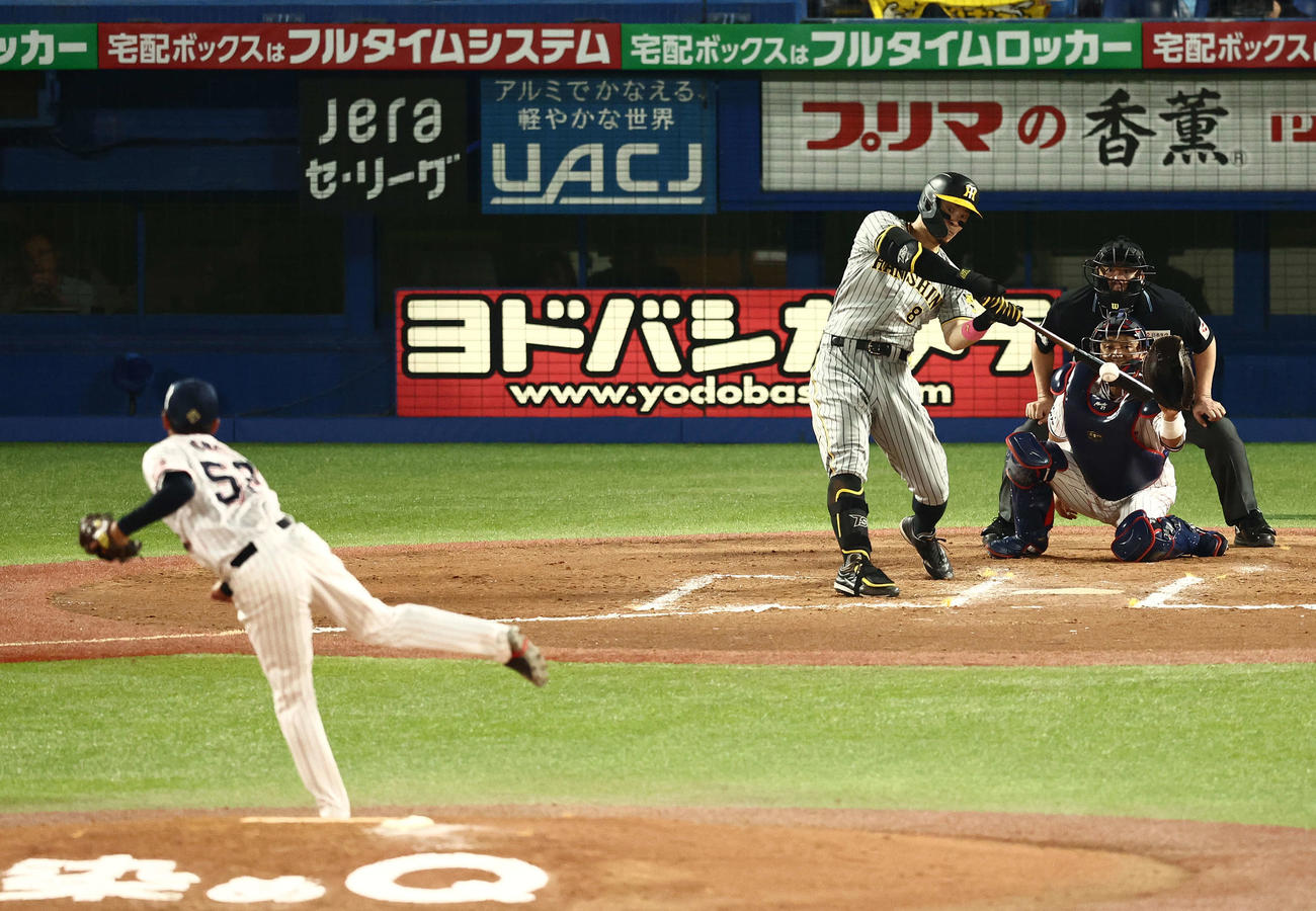 ヤクルト対阪神　6回表阪神2死満塁、左越え満塁本塁打を放つ佐藤輝。投手尾仲（撮影・河田真司）