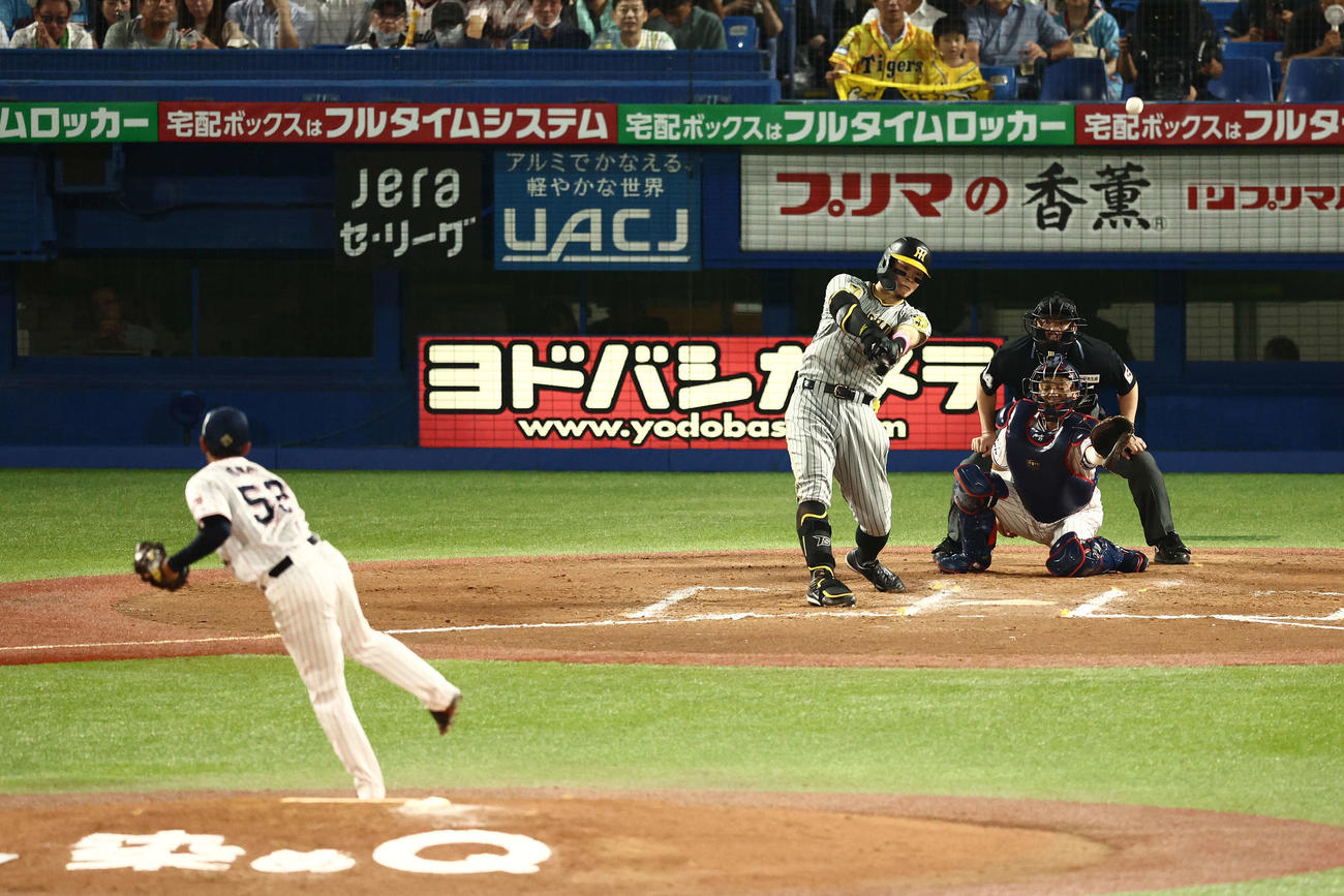 ヤクルト対阪神　6回表阪神2死満塁、左越え満塁本塁打を放つ佐藤輝。投手尾仲（撮影・河田真司）