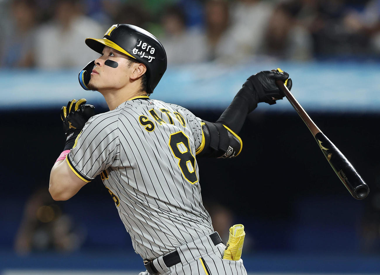 ヤクルト対阪神　6回表阪神2死満塁、左越え満塁本塁打を放つ佐藤輝（撮影・前田充）
