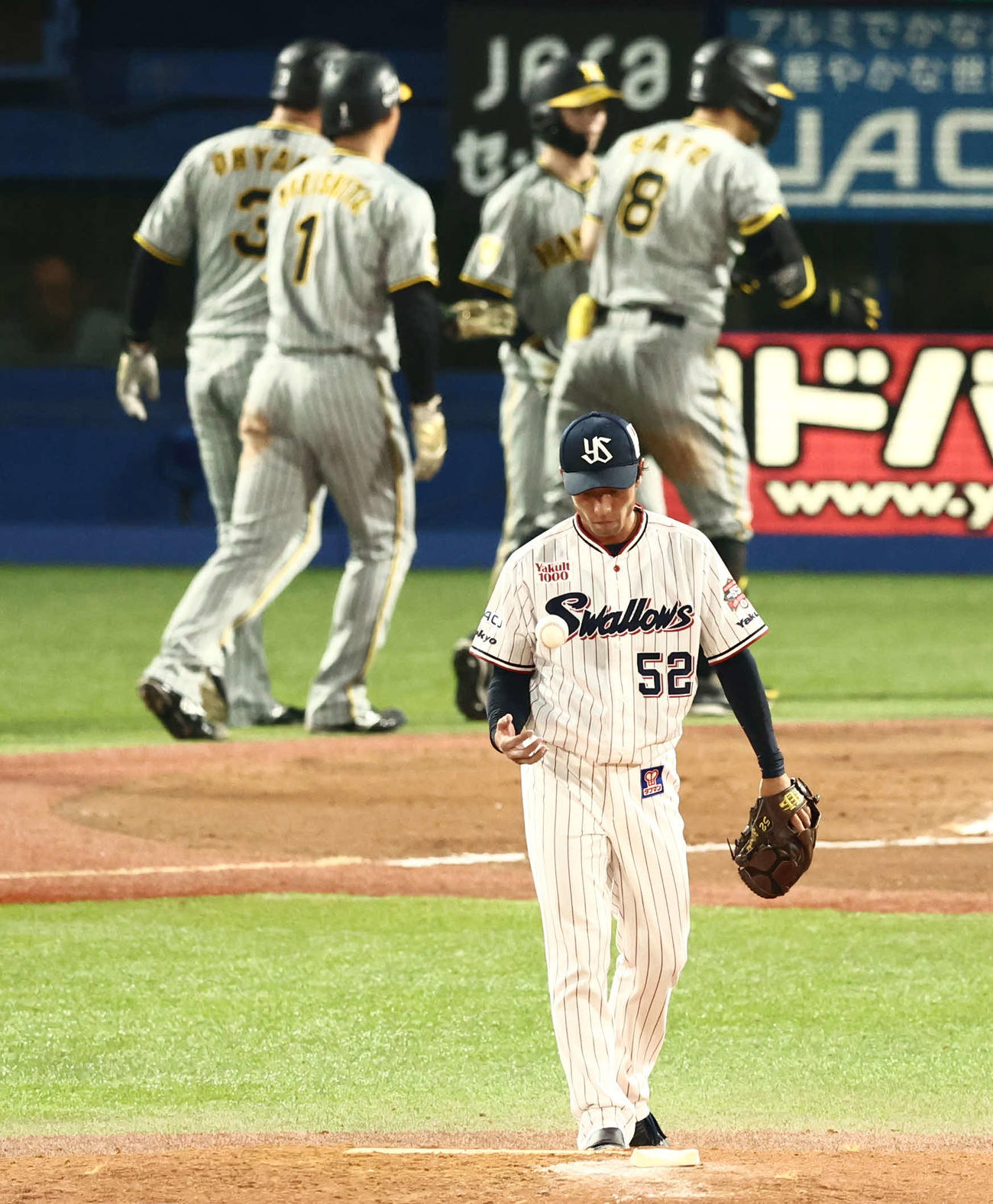 ヤクルト対阪神　6回表阪神2死満塁、佐藤輝に左越え満塁本塁打を浴びる尾仲（撮影・河田真司）