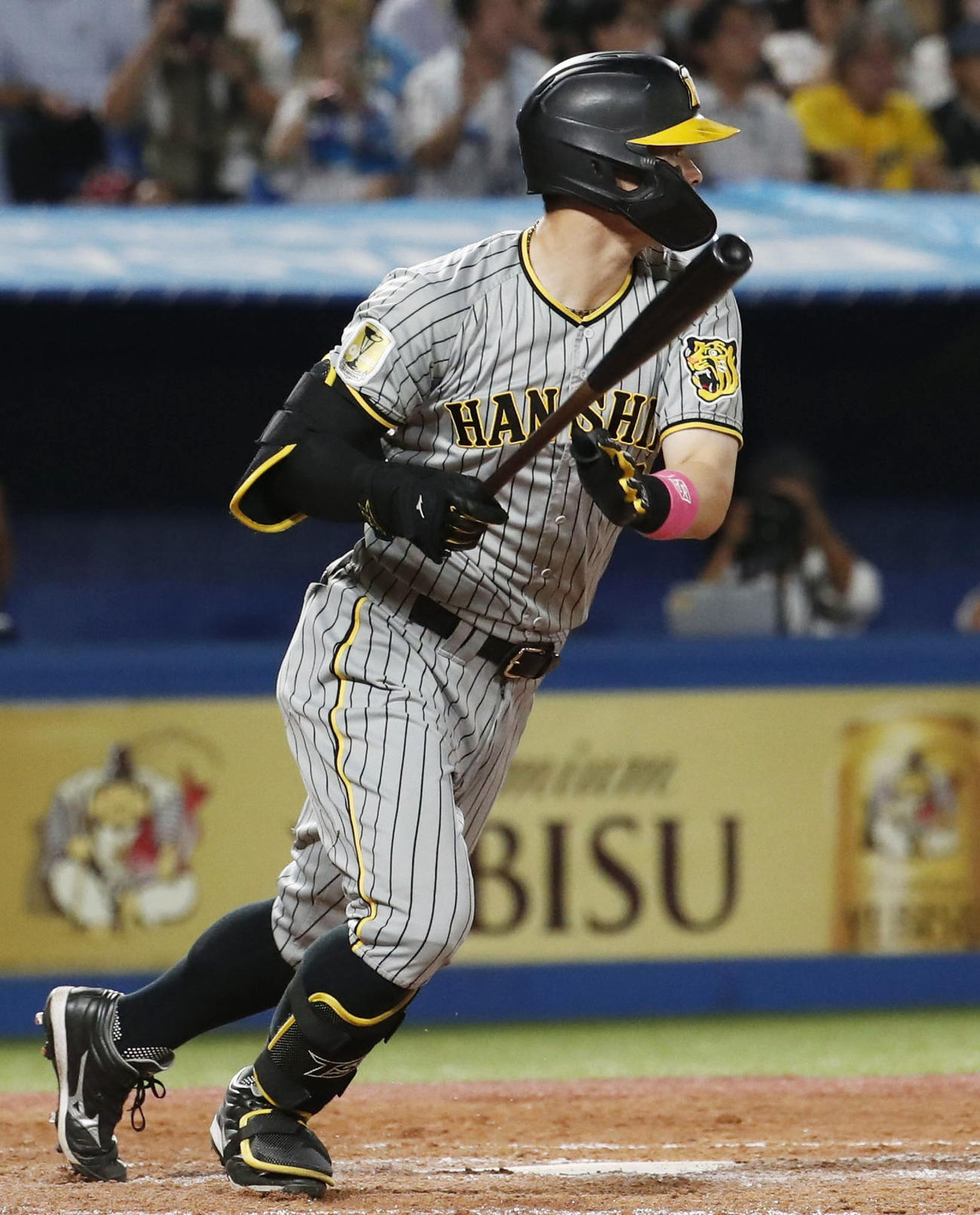 5回阪神無死二塁、佐藤輝が中前に適時打を放つ＝神宮（共同）