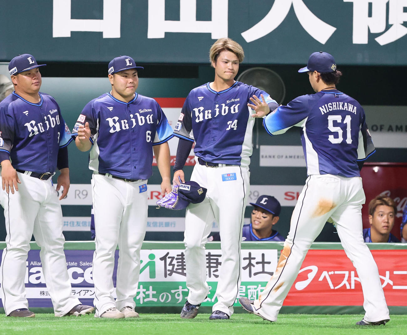 広島対中日　ファンの声援に応える松葉（右）とドアラ（撮影・加藤孝規）