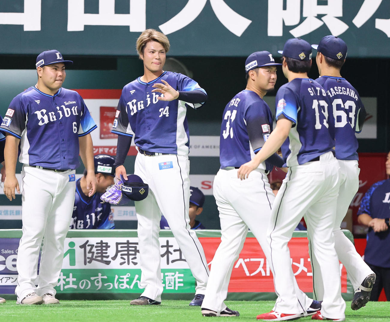 ソフトバンク対西武　8回に登板し抑えた甲斐野は野手陣を出迎える（撮影・梅根麻紀）