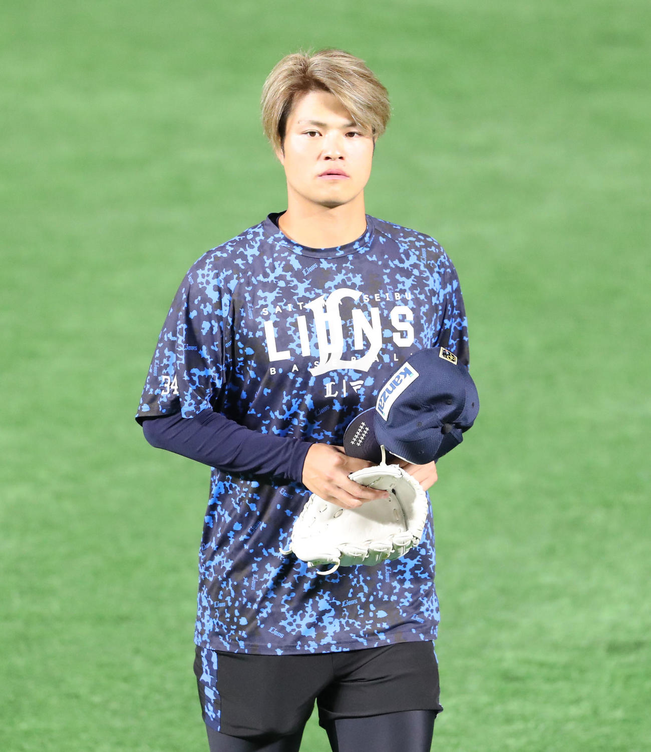 ソフトバンク対西武　試合前練習にに向かう甲斐野（撮影・鬼束羽瑠菜）